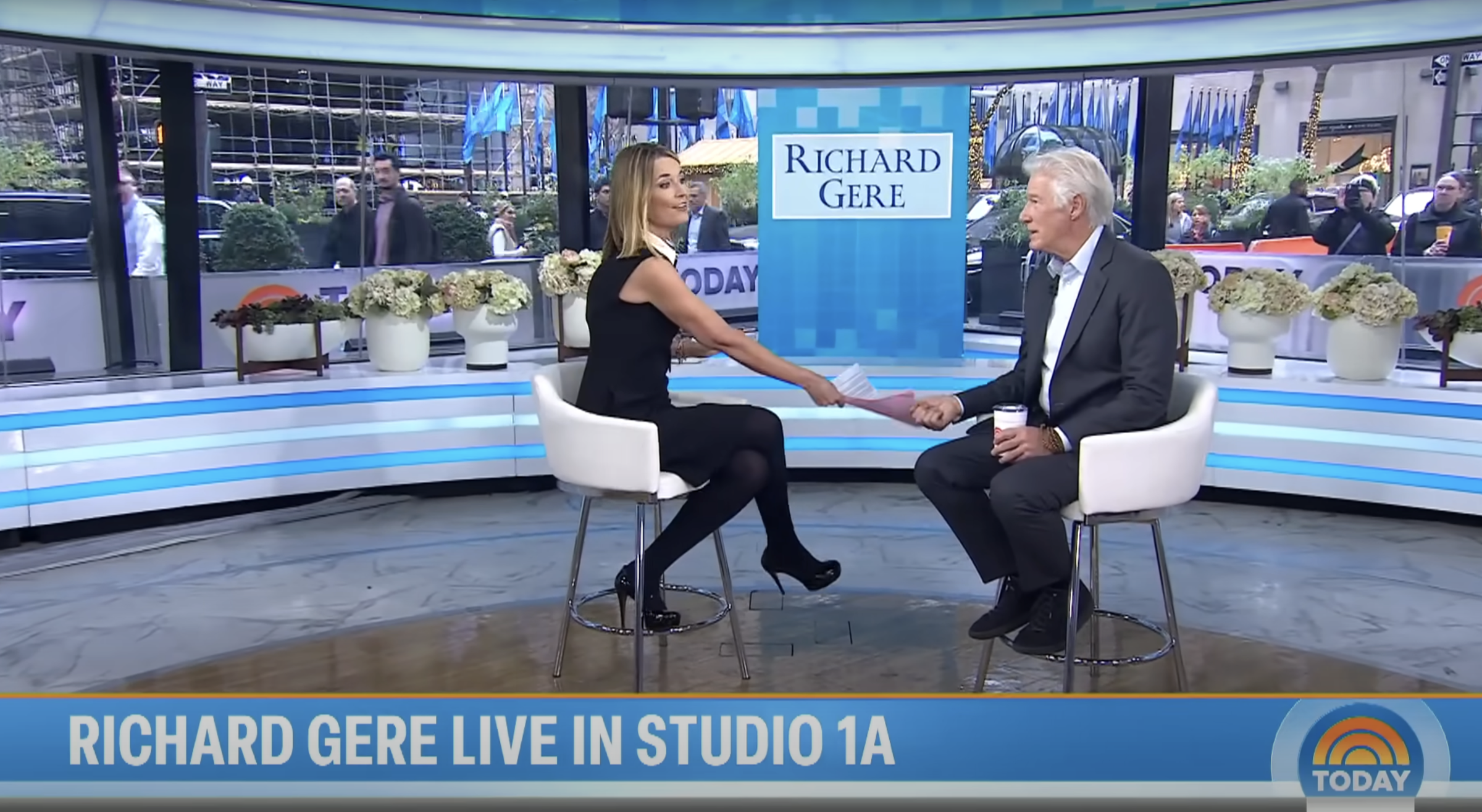 Savannah Guthrie y Richard Gere aparecen en un vídeo compartido el 20 de noviembre de 2024 | Fuente: YouTube/TODAY