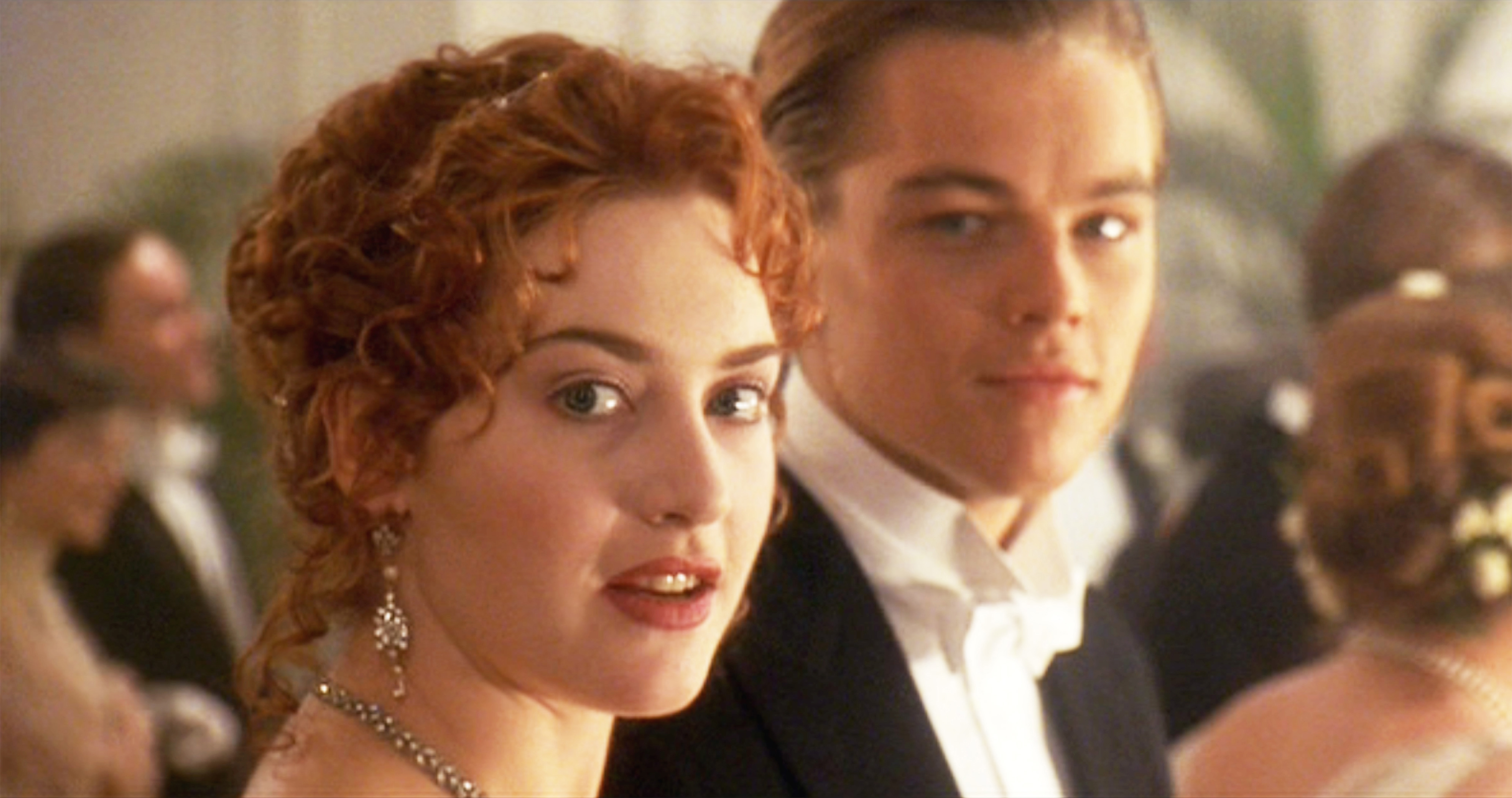 La película "Titanic", escrita y dirigida por James Cameron. En la imagen, de izquierda a derecha, Kate Winslet como Rose y Leonardo DiCaprio como Jack. Fue estrenada en los cines de EE.UU. el 19 de diciembre de 1997. | Fuente: Getty Images