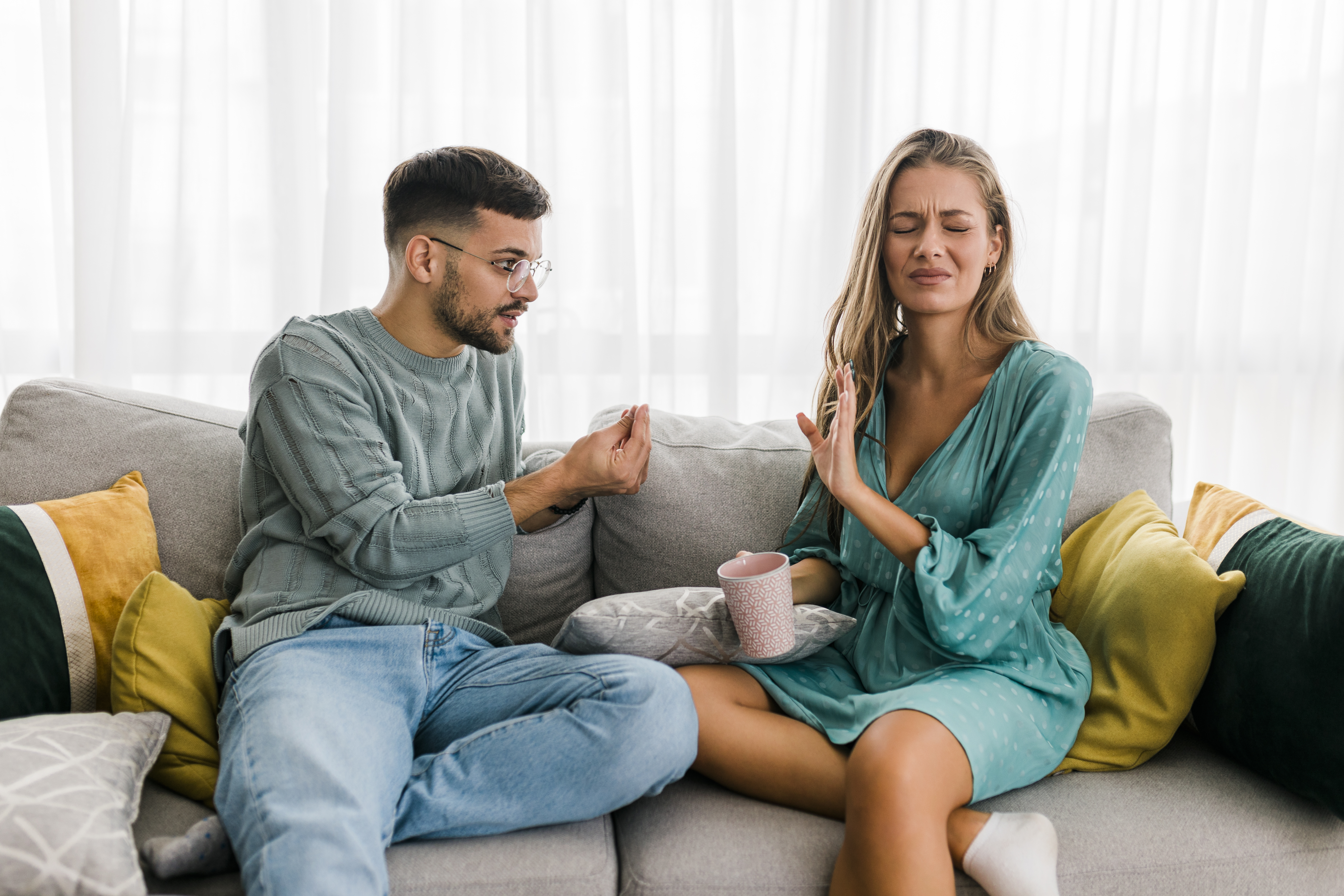Instantánea de una joven pareja discutiendo en casa | Foto: Getty Images