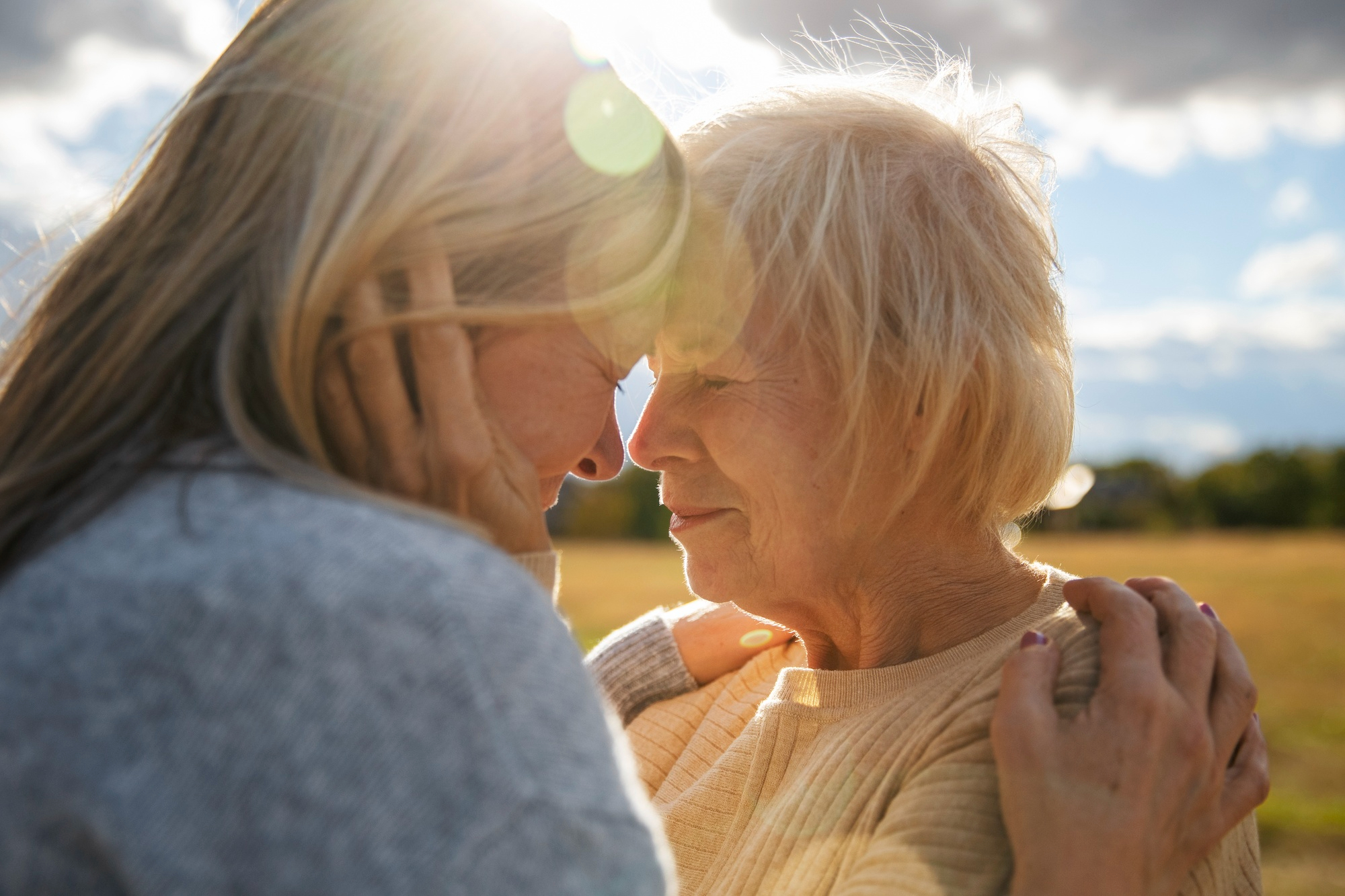 Dos mujeres aparecen abrazadas. | Foto: Freepik