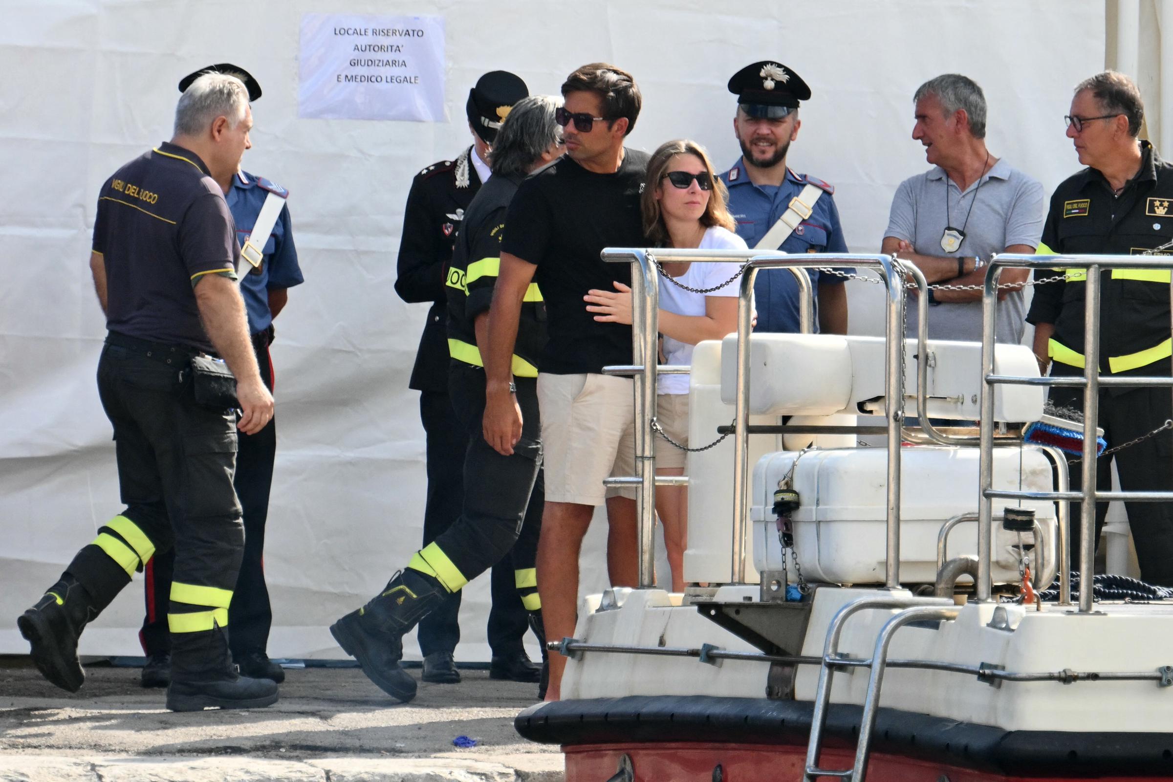 Varias personas se abrazan en el muelle de Porticello, cerca de Palermo, el 22 de agosto de 2024 | Fuente: Getty Images