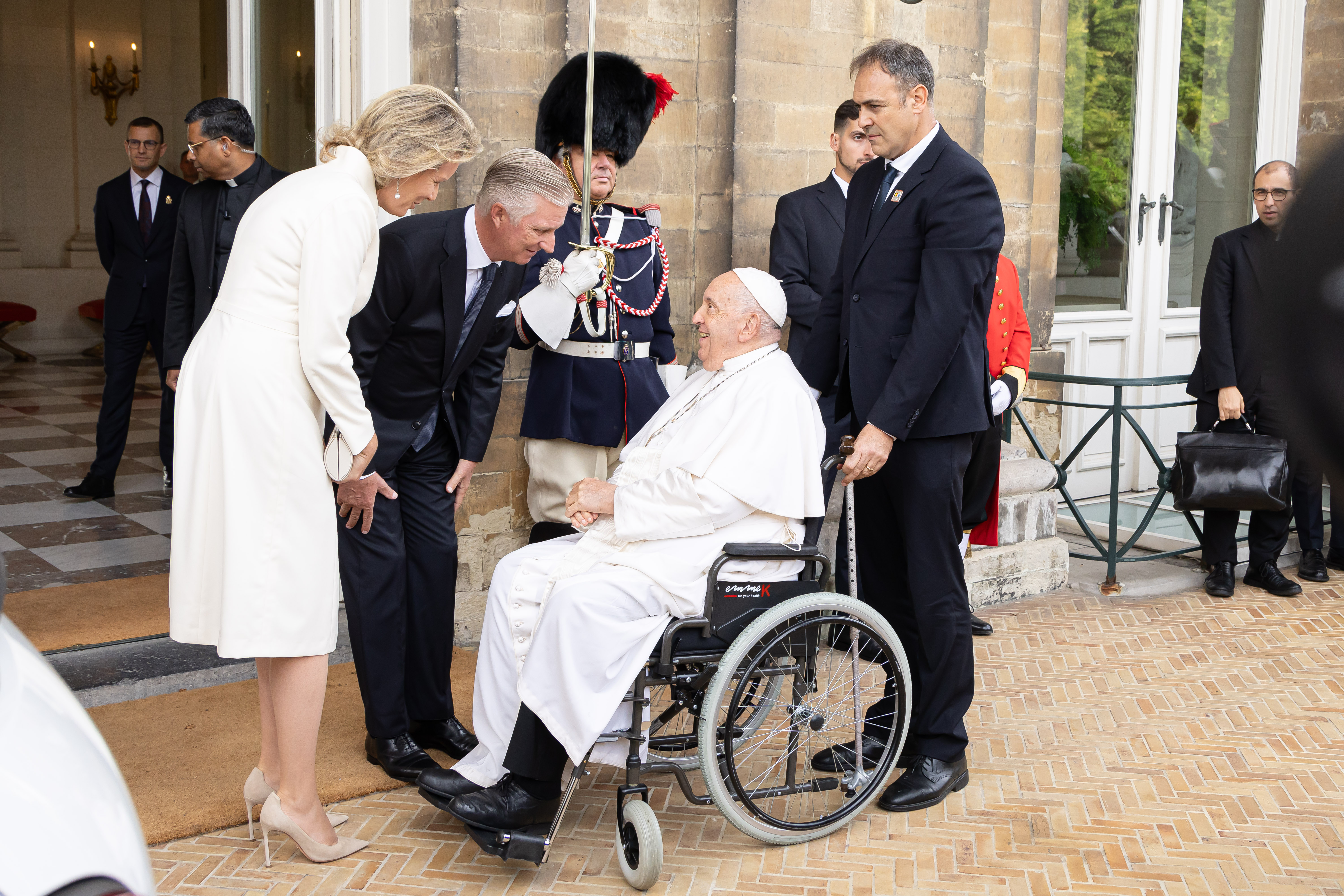 El Rey Felipe y la Reina Matilde de Bélgica dan la bienvenida al Papa Francisco en el Castillo de Laeken el 27 de septiembre de 2024, en Bruselas, Bélgica. | Fuente: Getty Images