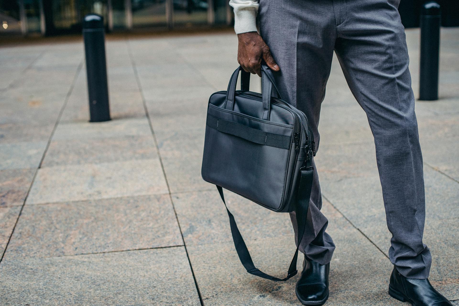 Un hombre sujetando su bolsa | Fuente: Pexels