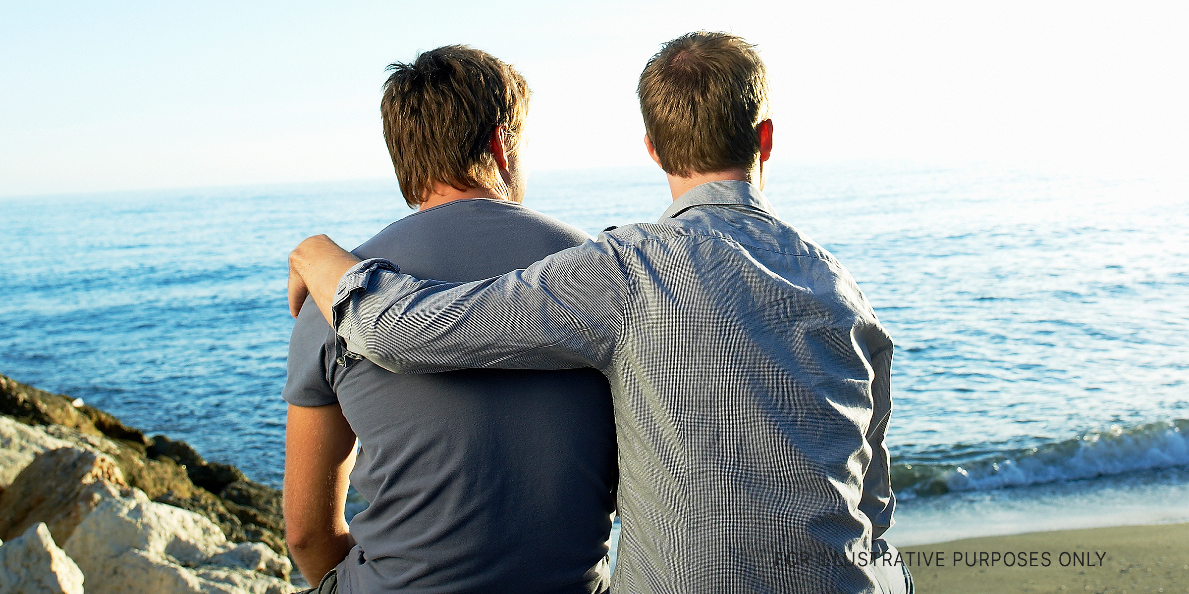 Dos hombres contemplando una vista mientras uno abraza al otro | Foto: Getty Images