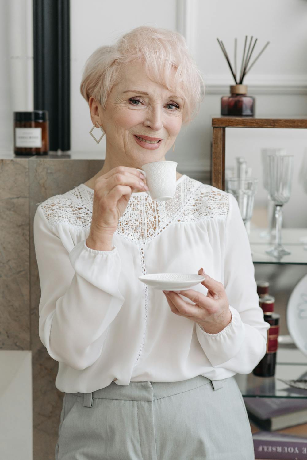 Una mujer presumida bebiendo su café | Fuente: Pexels