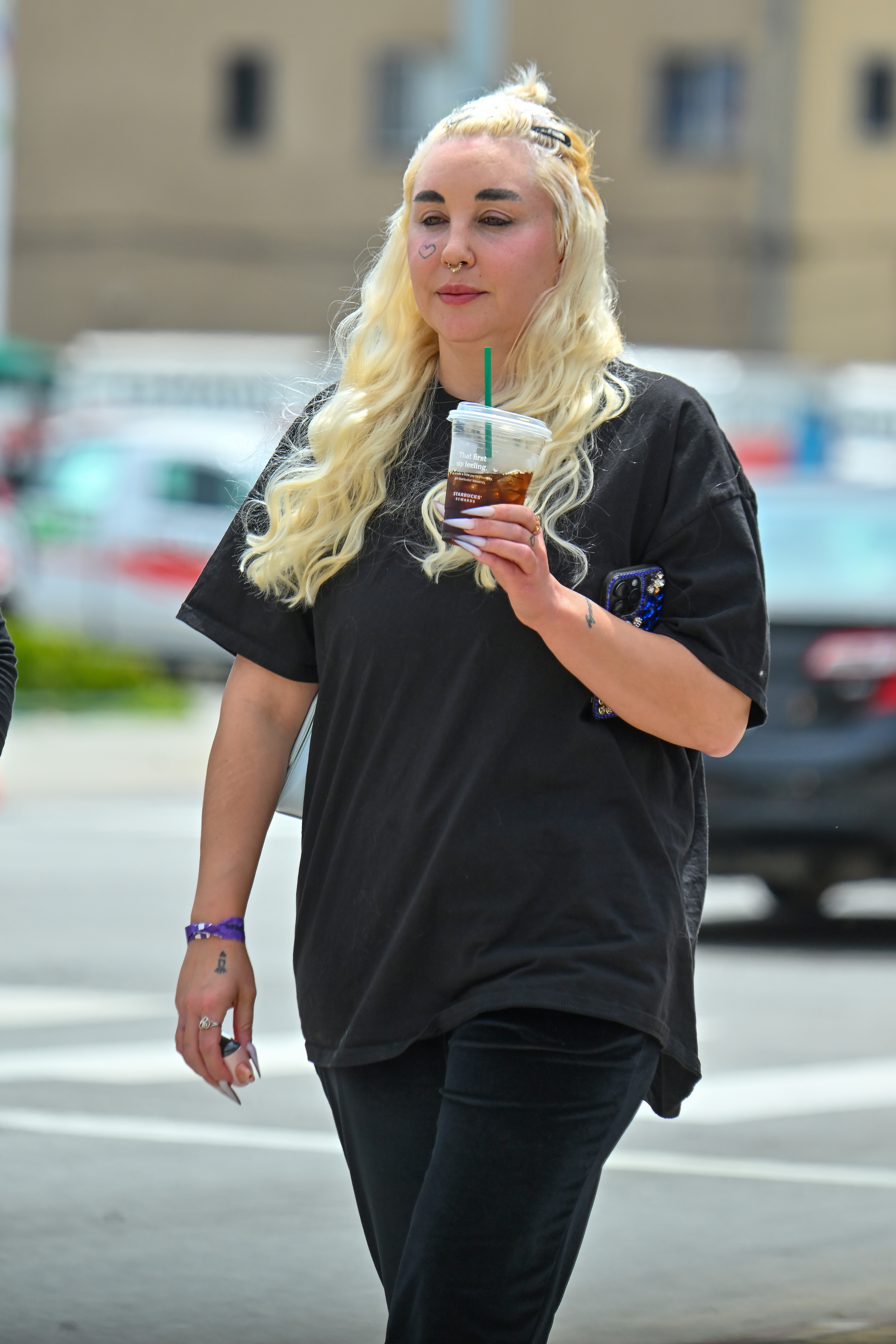 Amanda Bynes, vista por la calle el 25 de abril de 2024 en Los Ángeles, California. | Fuente: Getty Images