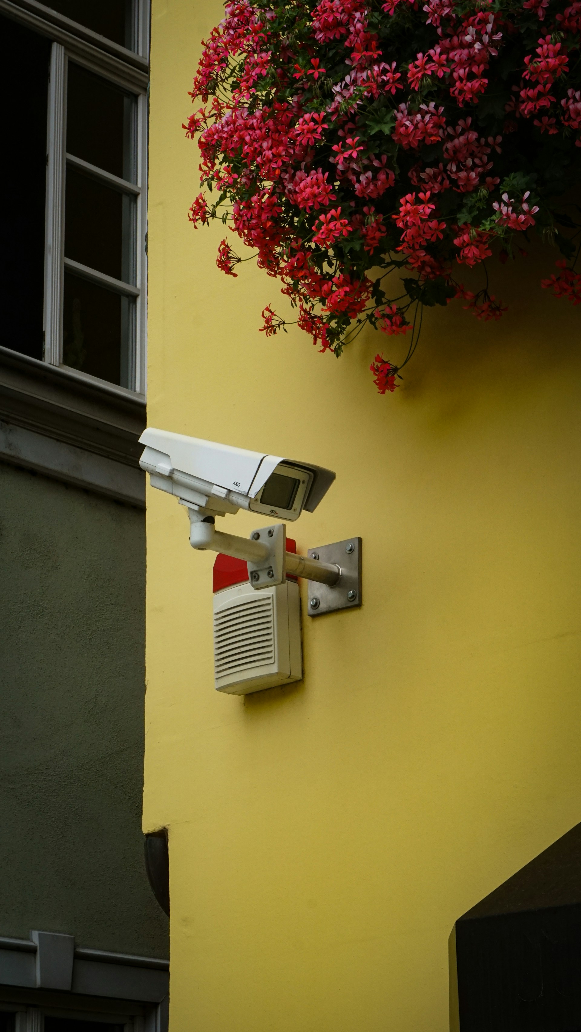 Una cámara de seguridad montada en la pared | Fuente: Unsplash