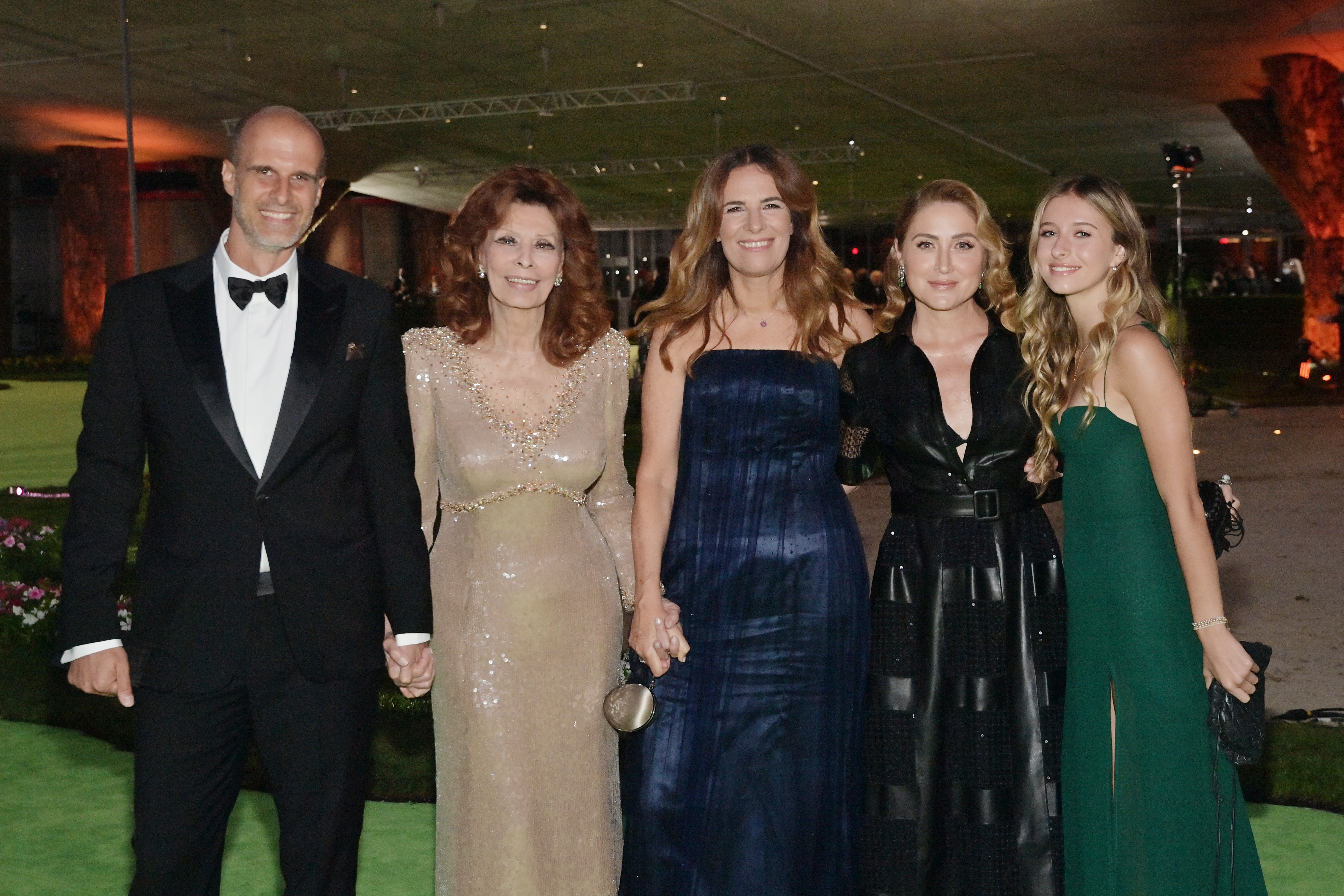 Sasha Alexander, Lucia Sofia Ponti, Eduardo Ponti, Sophia Loren y Roberta Armani el 25 de septiembre de 2021, en Los Ángeles, California | Fuente: Getty Images