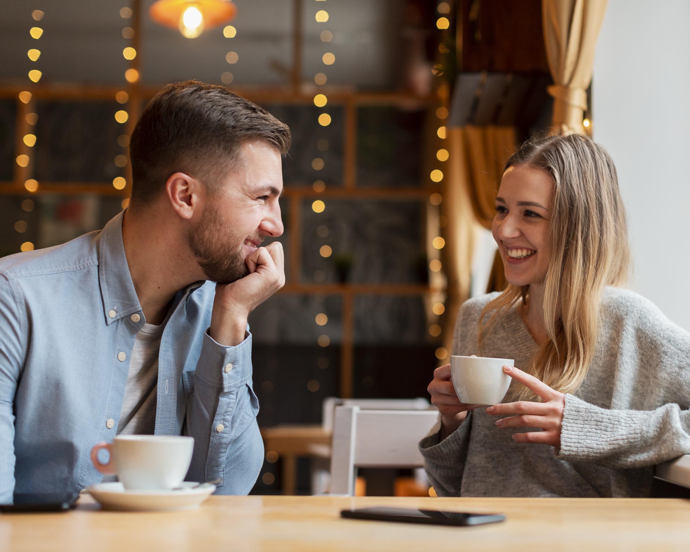 Jóvenes amigos en una cafetería | Fuente: Freepik