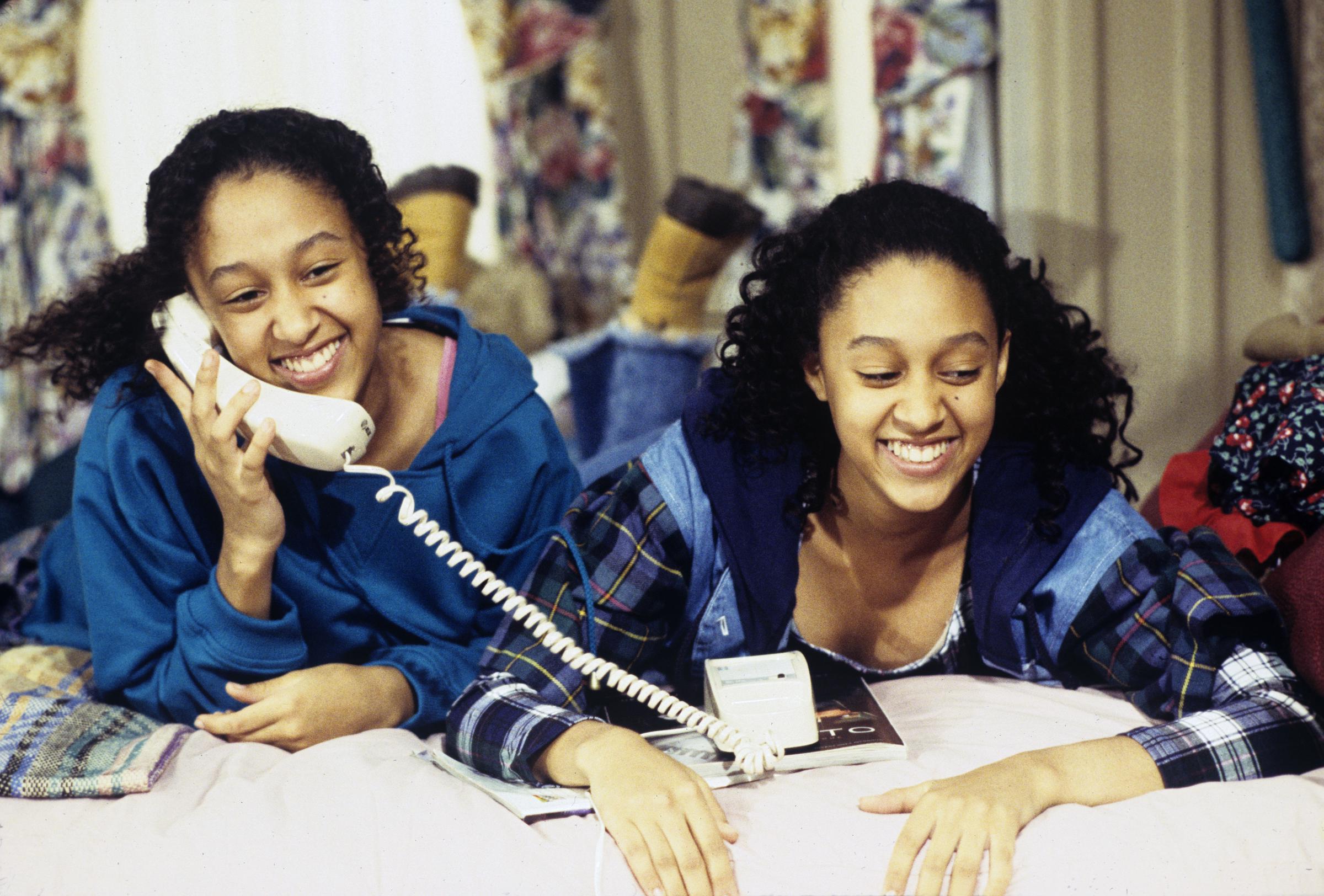 Tia y Tamera Mowry en el set de "Sister, Sister," 1994 | Fuente: Getty Images