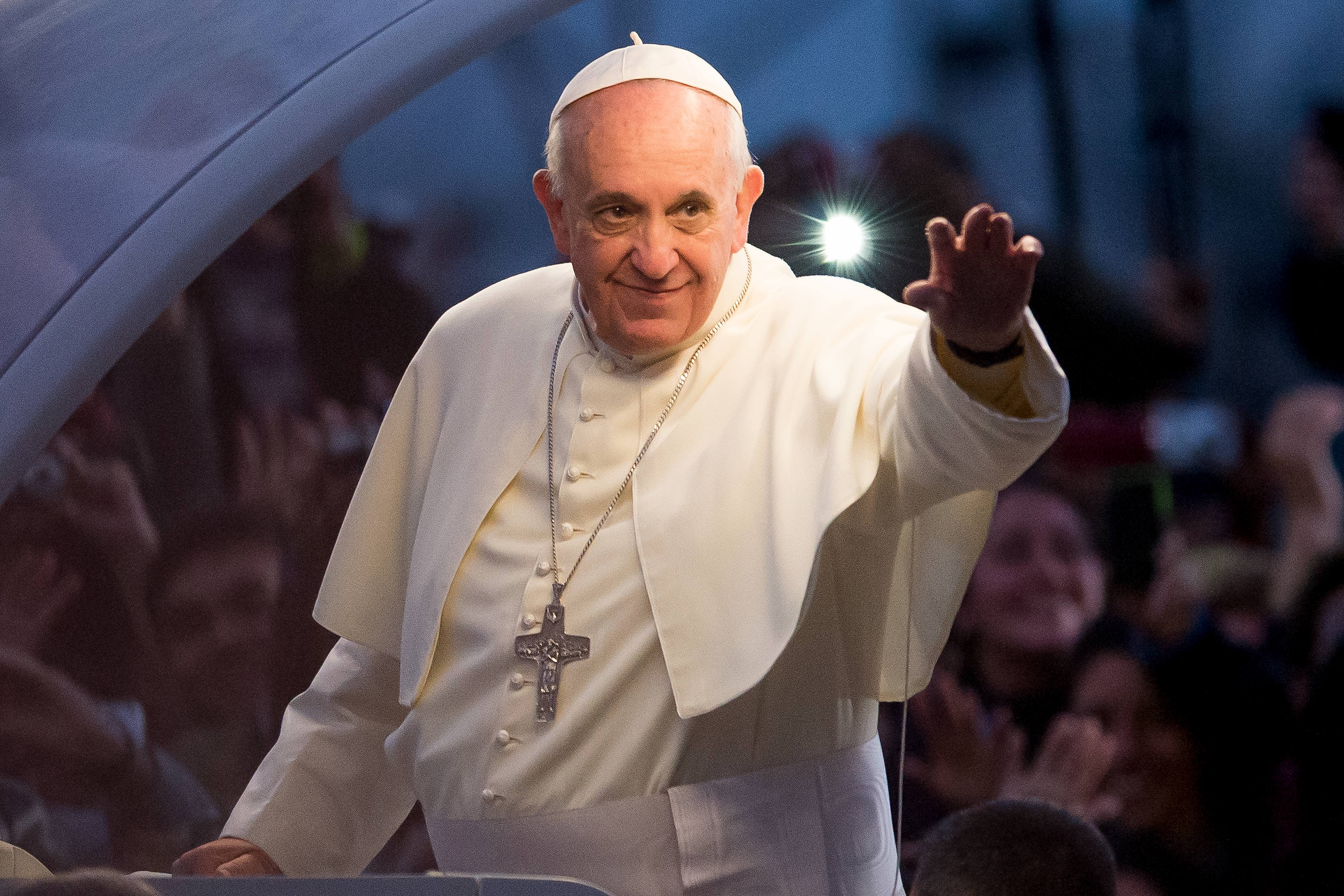 El papa Francisco saluda a la multitud durante una aparición en julio de 2013. Su fallecimiento el 21 de abril de 2025, a los 88 años, marcó el final de su pontificado y dio paso a una nueva etapa para la Iglesia católica con la elección del papa León XIV. | Fuente: Getty Images
