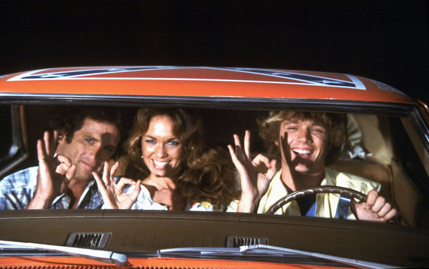 Tom Wopat, la actriz, y John Schneider fotografiados en el plató de "The Dukes of Hazzard", 1980 | Fuente: Getty Images