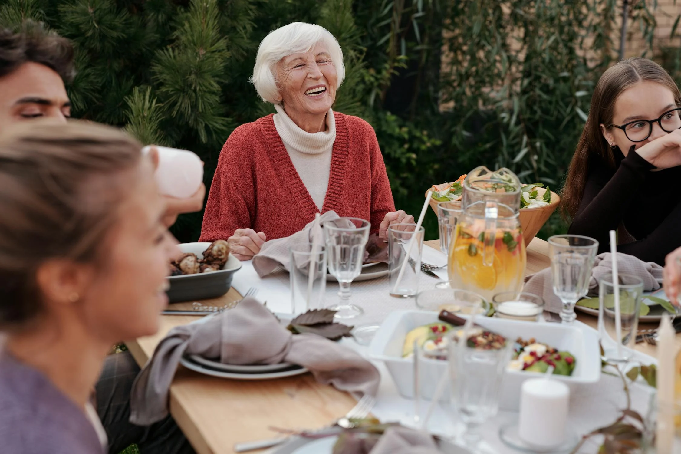 Una anciana riendo en una reunión familiar | Fuente: Pexels