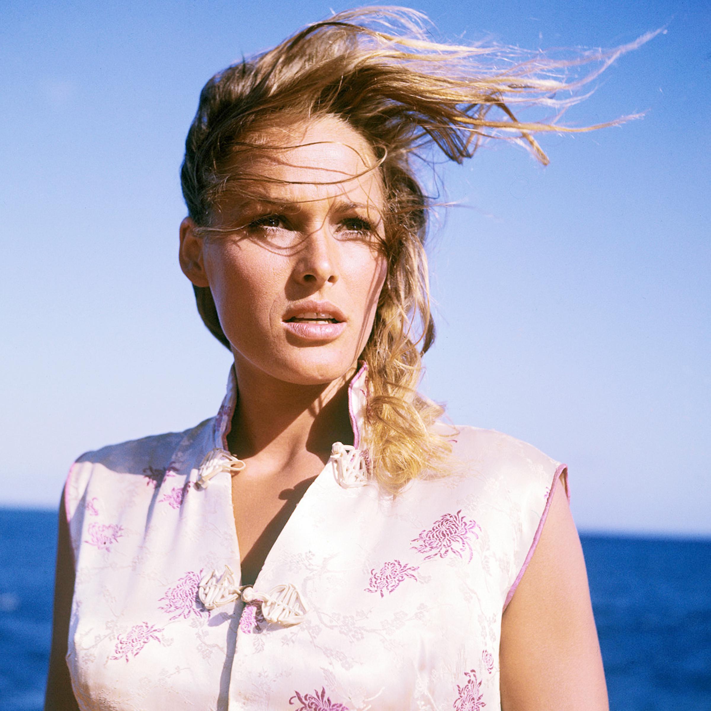 Ursula Andress como Honey Ryder en la película de James Bond "Dr. No", en 1962. | Fuente: Getty Images