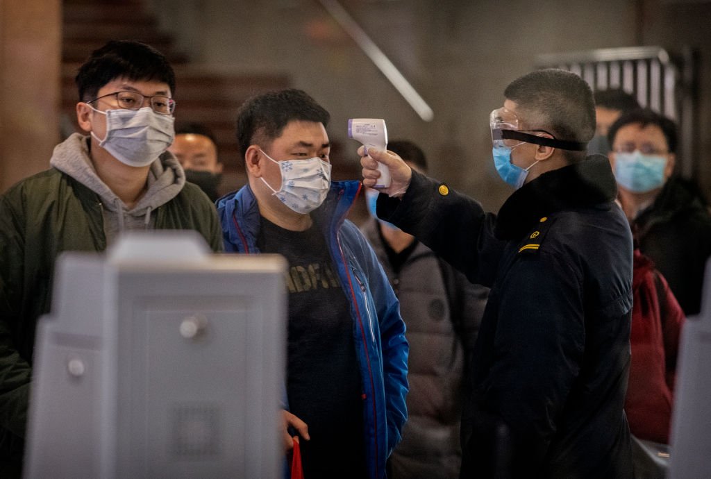 Pasajero es revisado por un trabajador de la salud en Beijing el 23 de enero de 2020. | Foto: Getty Images