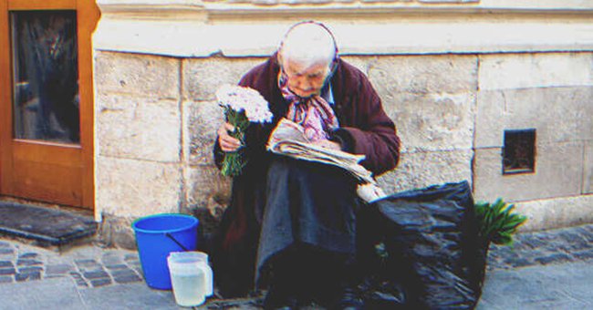 Una mujer sentada sola en la calle | Foto: Shutterstock