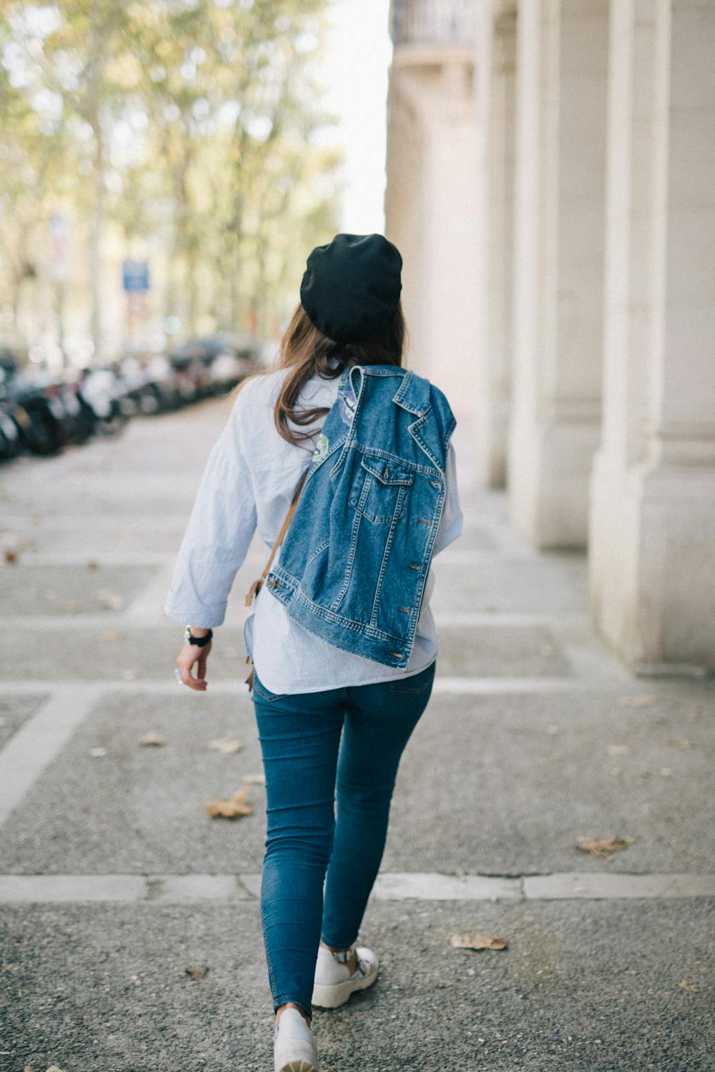 Una mujer saliendo | Fuente: Pexels
