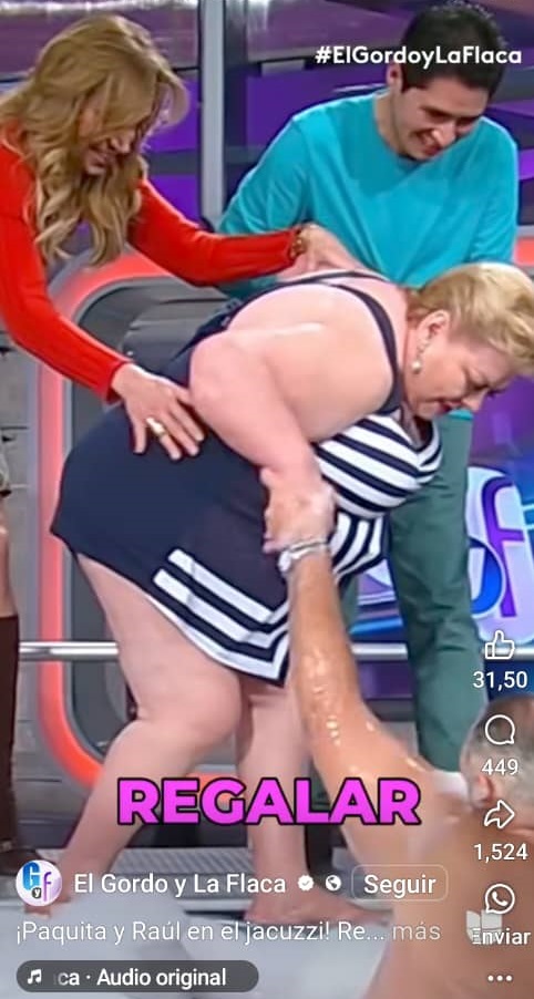 Paquita la del Barrio entrando en el jacuzzi en el programa de "El Gordo y la Flaca" | Fuente: Facebook/El Gordo y La Flaca