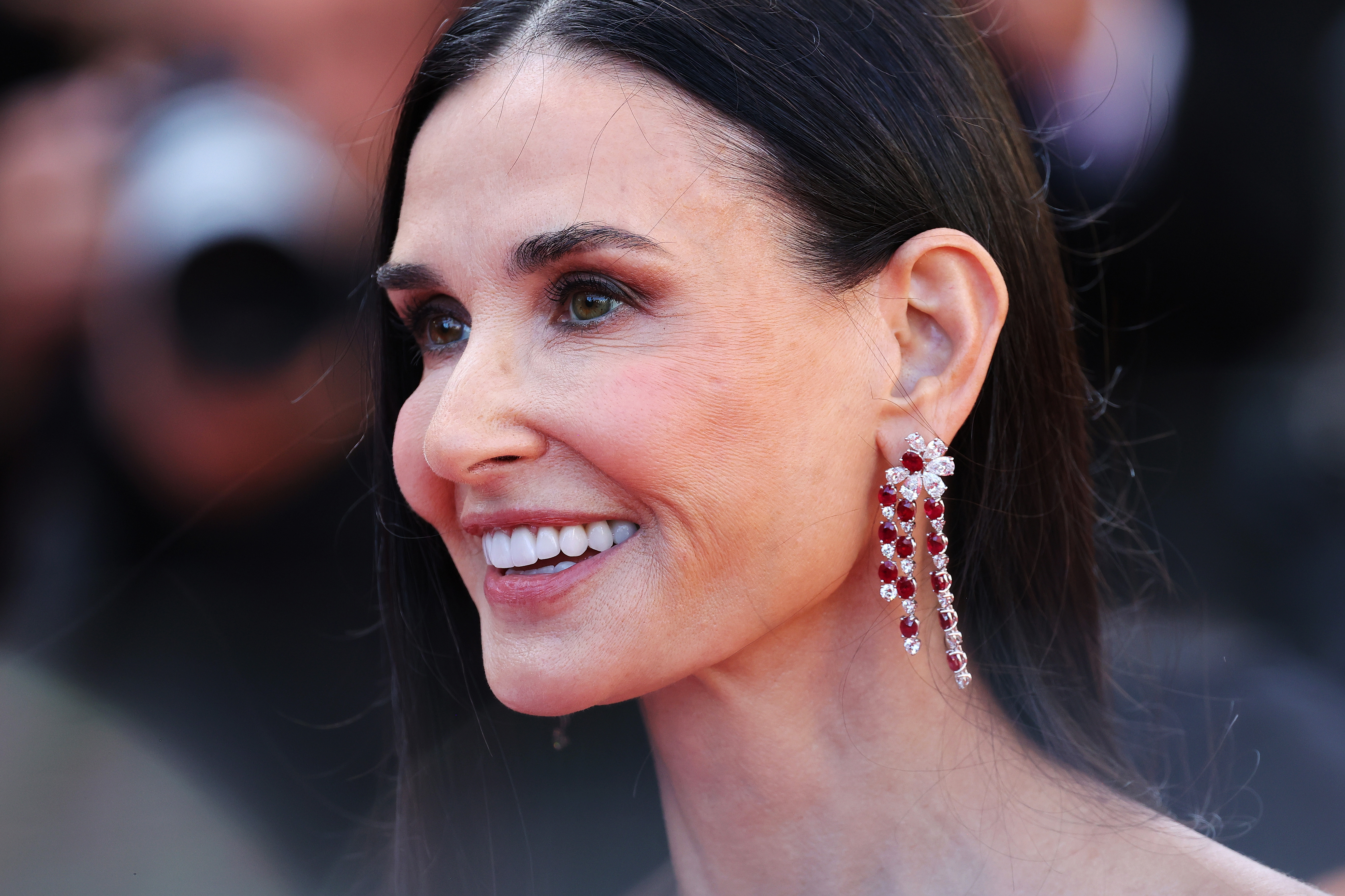 Demi Moore asiste a la Alfombra Roja de "Kinds Of Kindness" en la 77ª edición del Festival de Cine de Cannes, Francia, el 17 de mayo de 2024 | Fuente: Getty Images