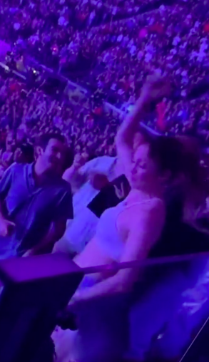 Jennifer Lopez bailando en el concierto de Bruno Mars, publicado el 19 de agosto de 2024 | Fuente: TikTok/Elle_spain