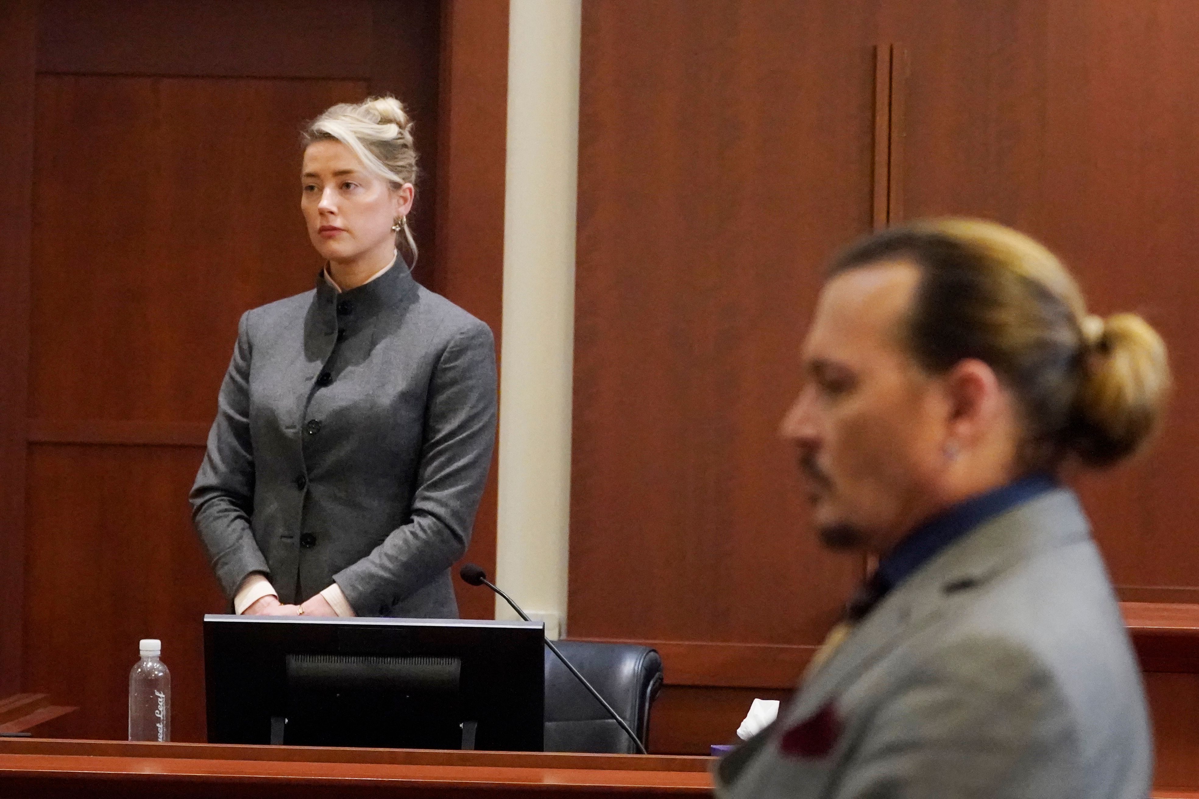 Amber Heard y Johnny Depp en el Tribunal de Circuito del Condado de Fairfax el 16 de mayo de 2022, en Fairfax, Virginia | Foto: Getty Images