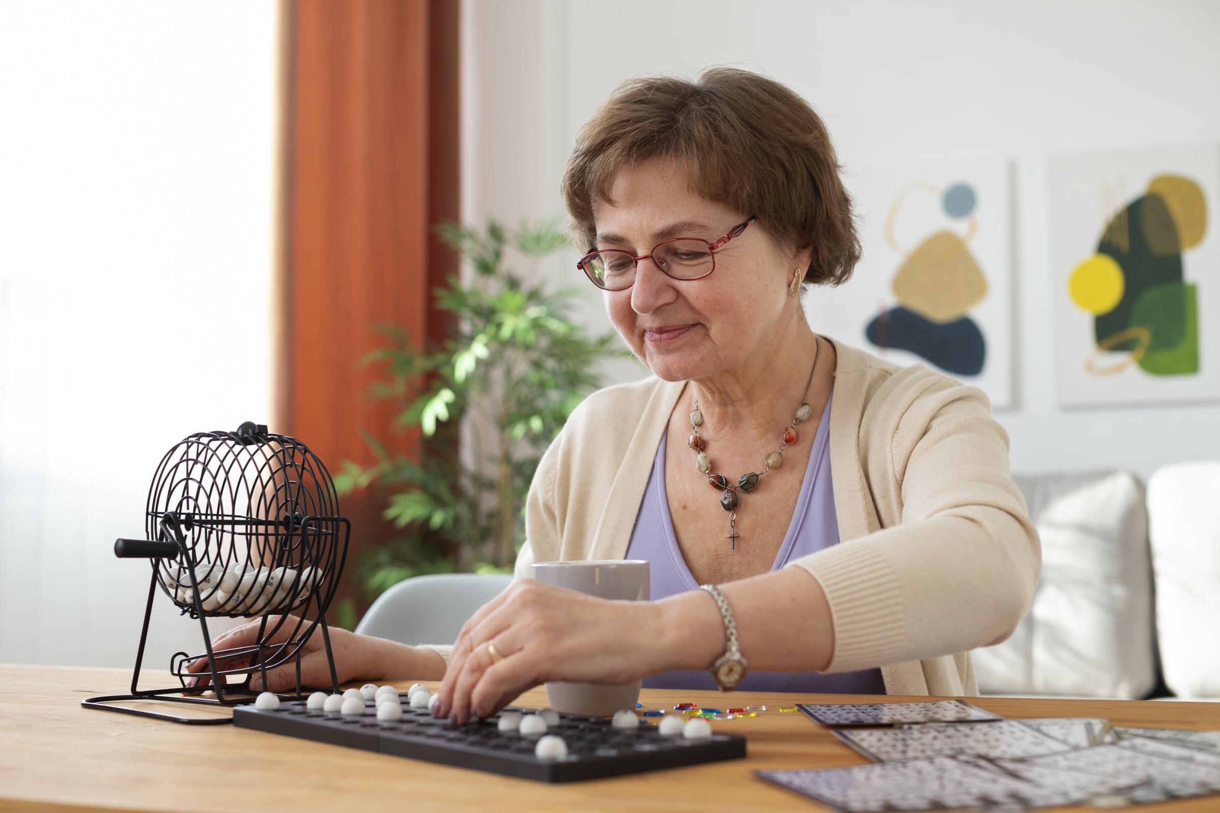 Mujer jugando al bingo | Fuente: Freepik