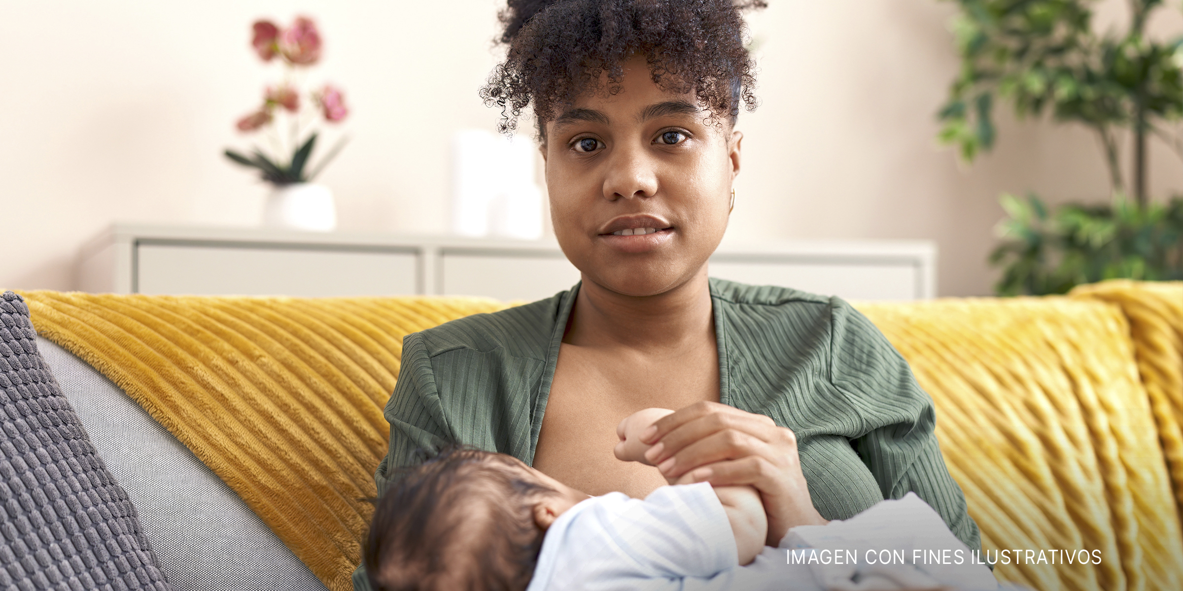 Mujer alimentando a su bebé. | Foto: Shutterstock