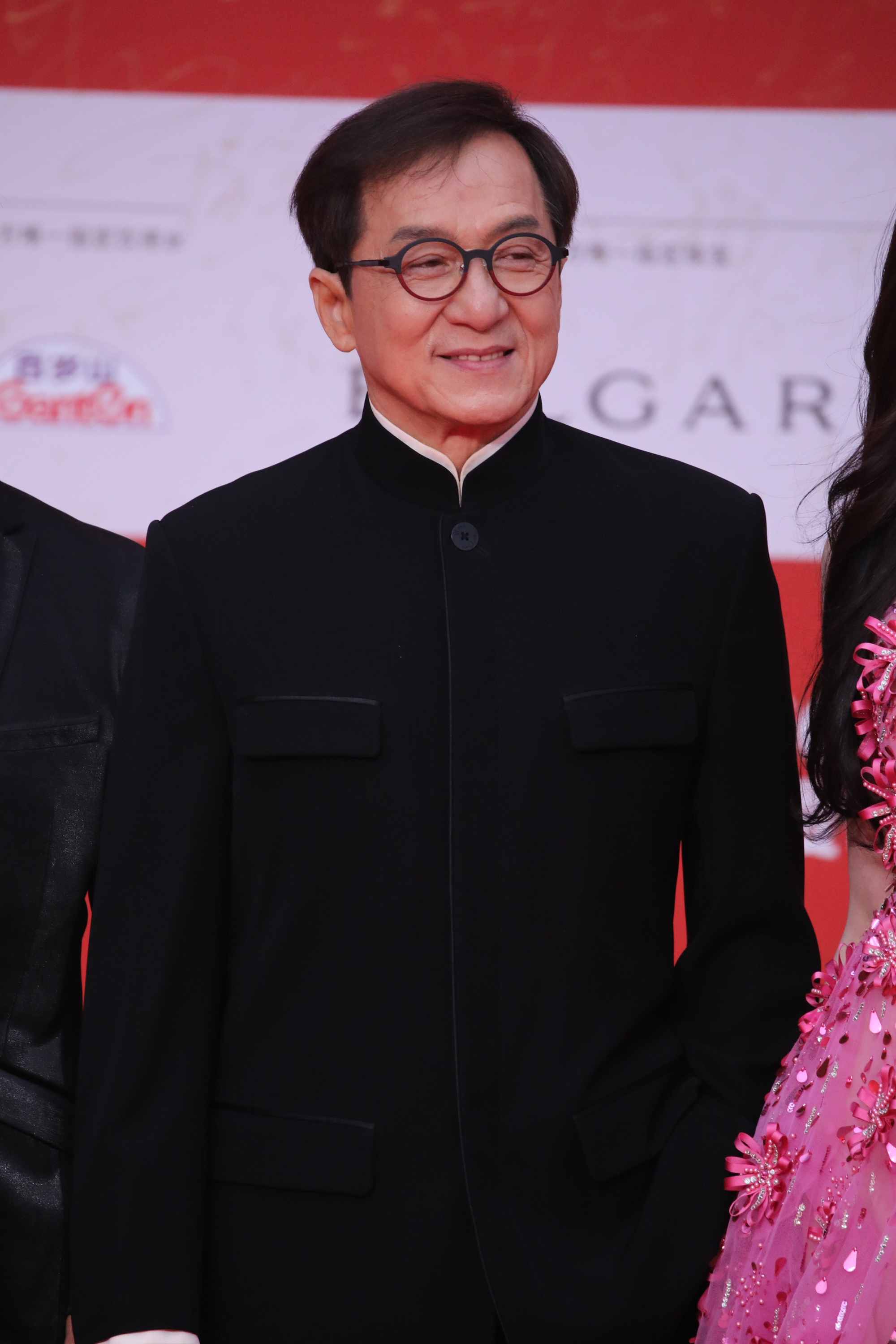 Jackie Chan llega a la ceremonia de inauguración del Festival Internacional de Cine de Pekín 2023 en el Centro Internacional de Convenciones y Exposiciones Yanqi Lake el 21 de abril de 2023 en Pekín, China. | Foto: Getty Images