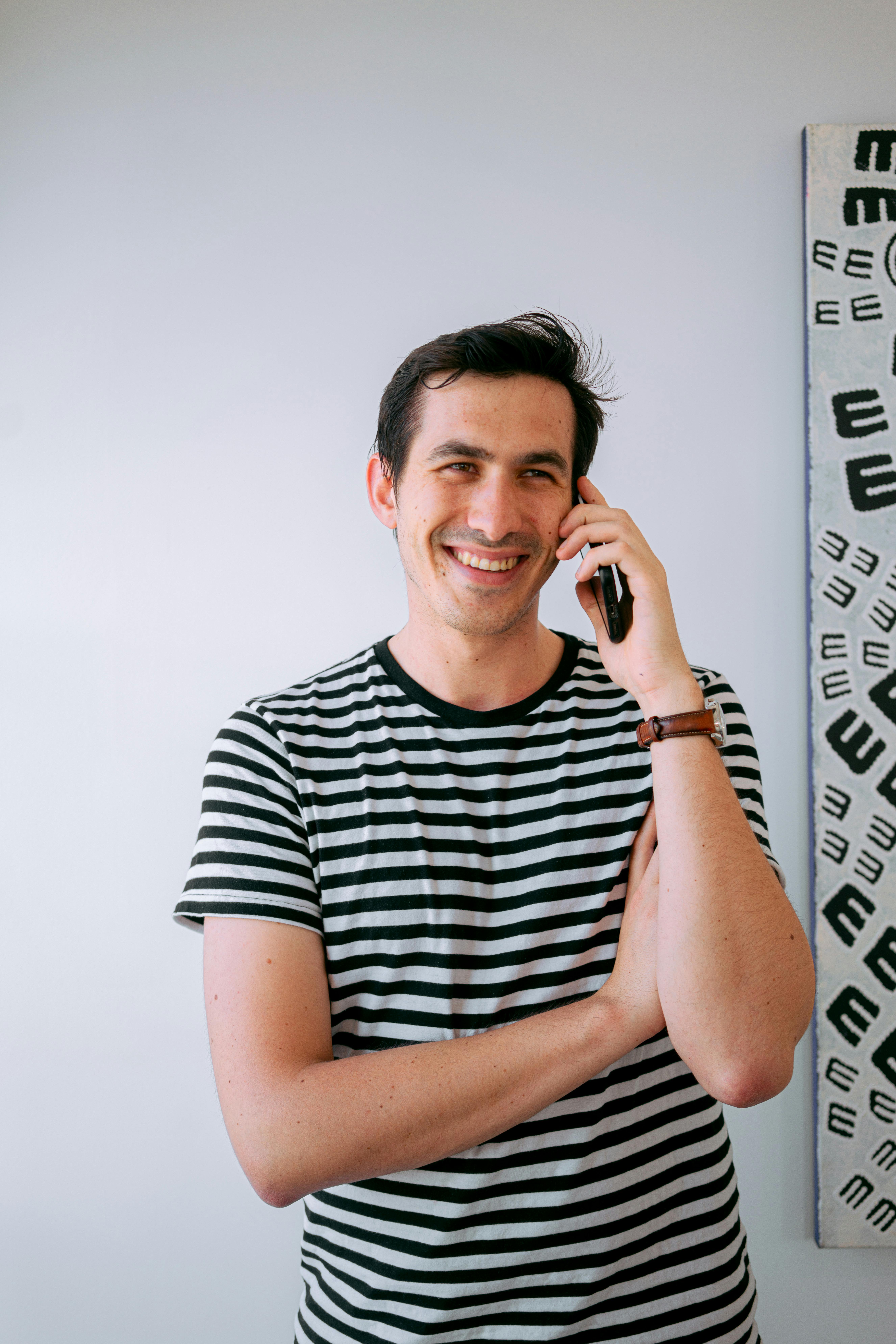 Un hombre feliz habla por teléfono | Fuente: Pexels