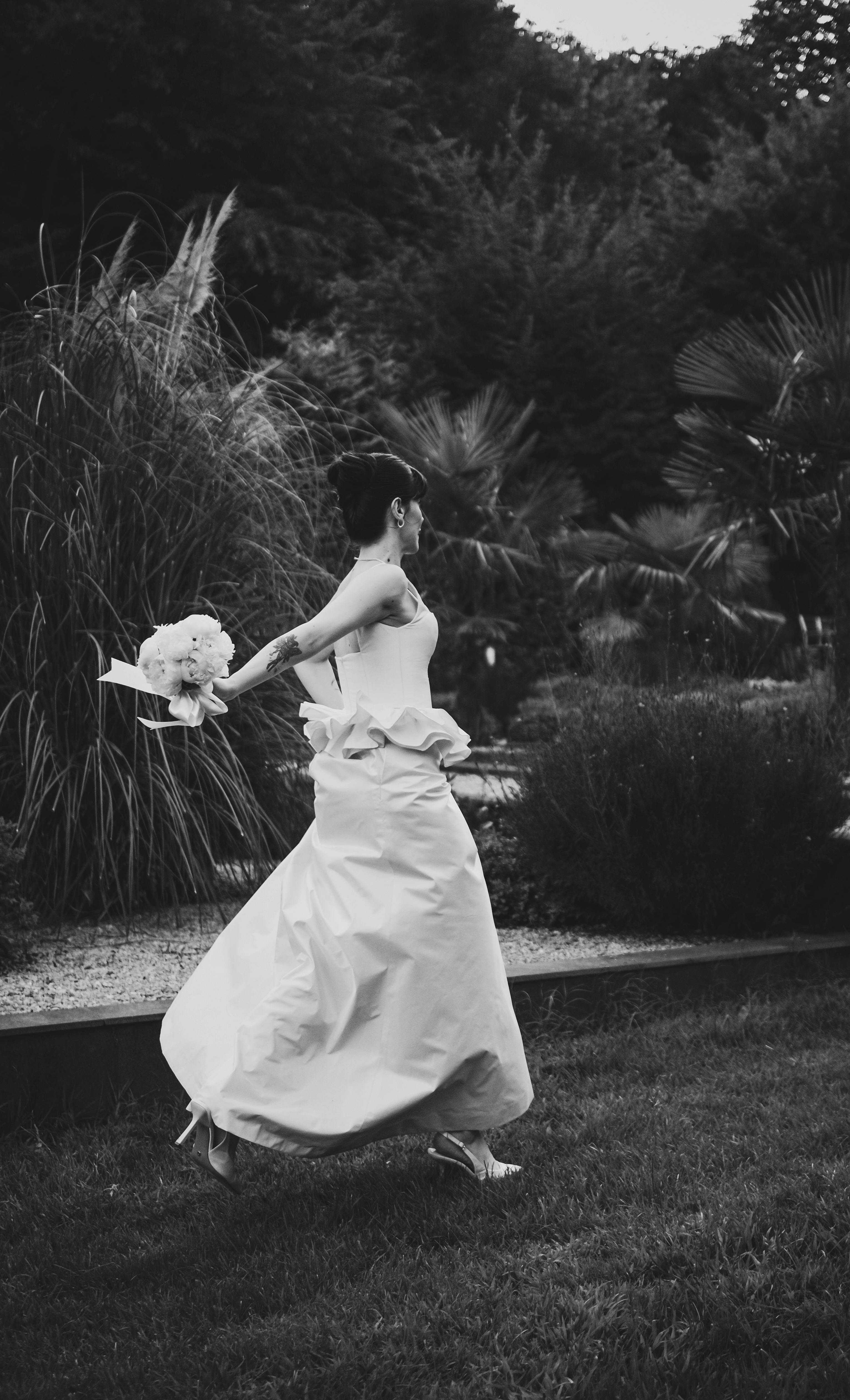 Una novia huyendo | Foto: Pexels