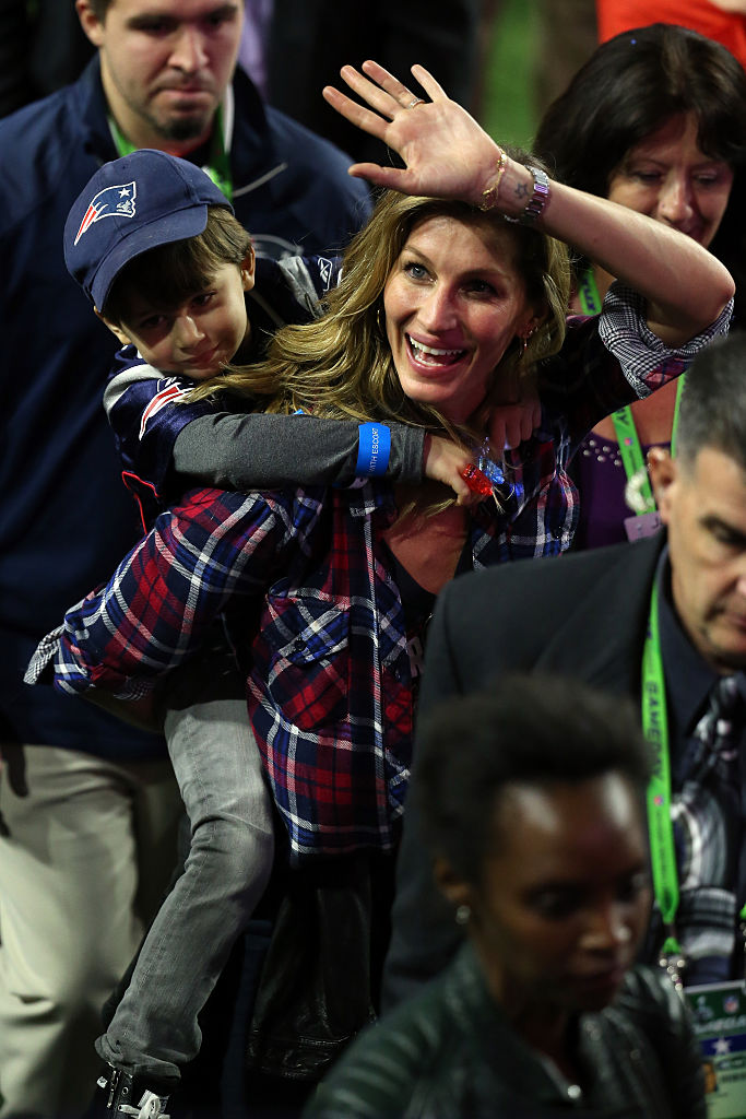 Gisele Bündchen, entonces esposa de Tom Brady, camina por el campo con su hijo Benjamin tras la victoria de los Patriots por 28-24 sobre los Seahawks en la Super Bowl XLIX en el estadio de la Universidad de Phoenix el 1 de febrero de 2015, en Glendale, Arizona. (Foto de Andy Lyons/Getty Images)