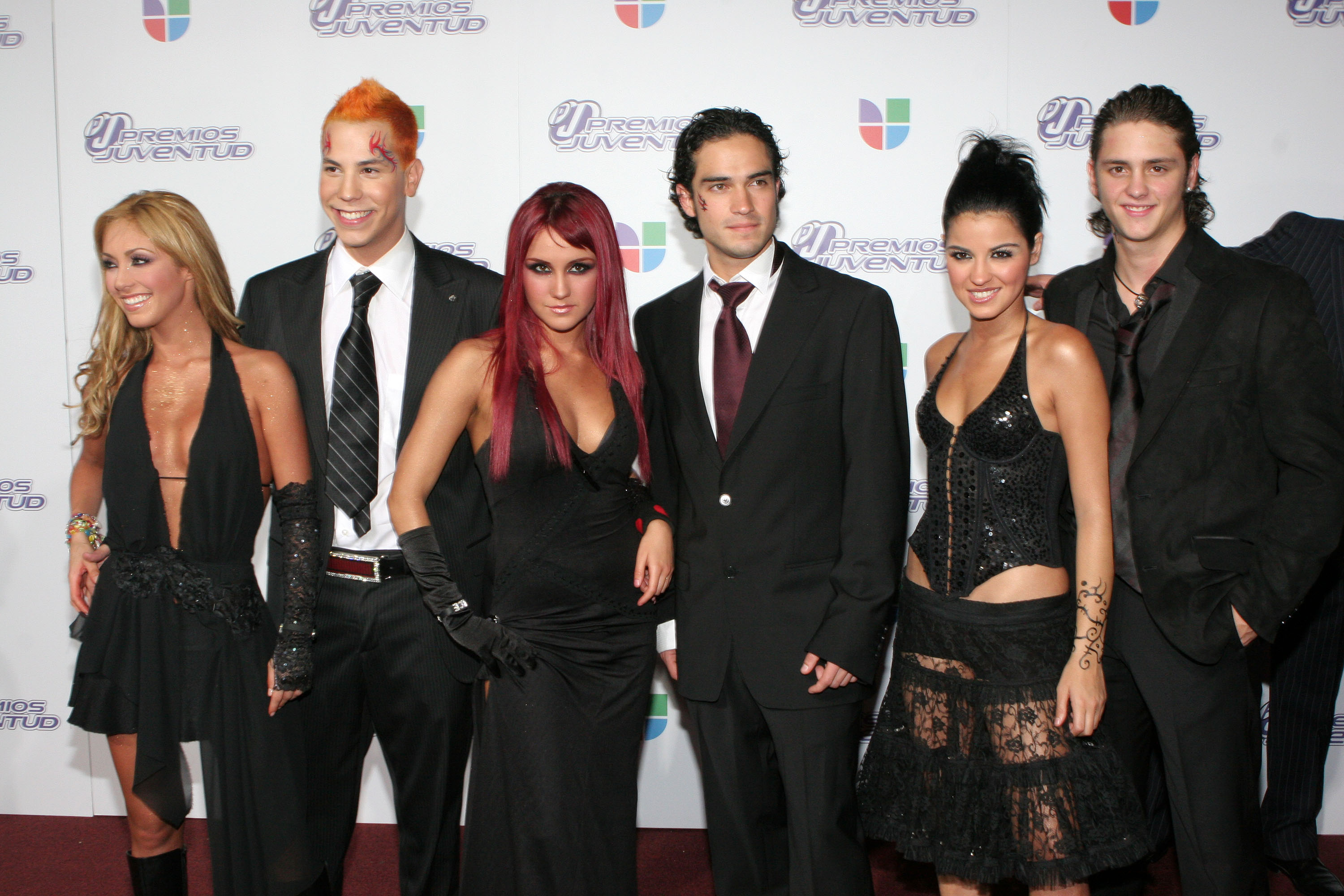 El grupo RBD (Rebelde) llega a la 2ª entrega anual de los Premios Juventud en el Convocation Center de la Universidad de Miami el 22 de septiembre de 2005 en Miami, Florida. | Fuente: Getty Images