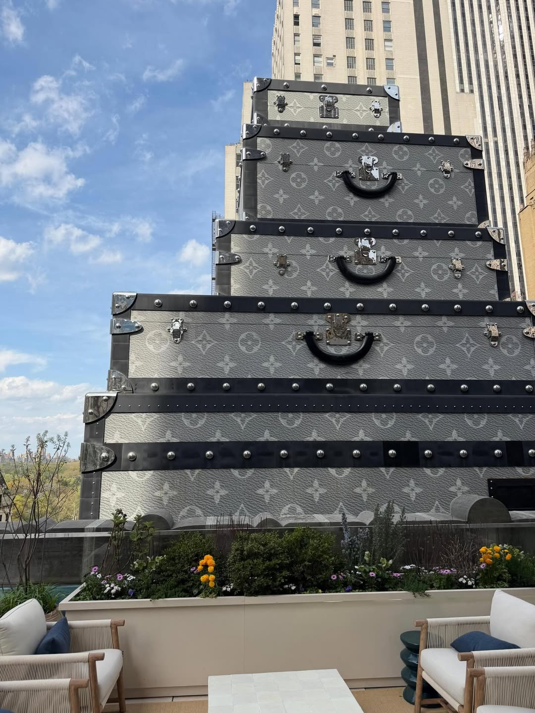 Instalación artística basada en bolsos de diseño | Fuente: Instagram/antonelaroccuzzo