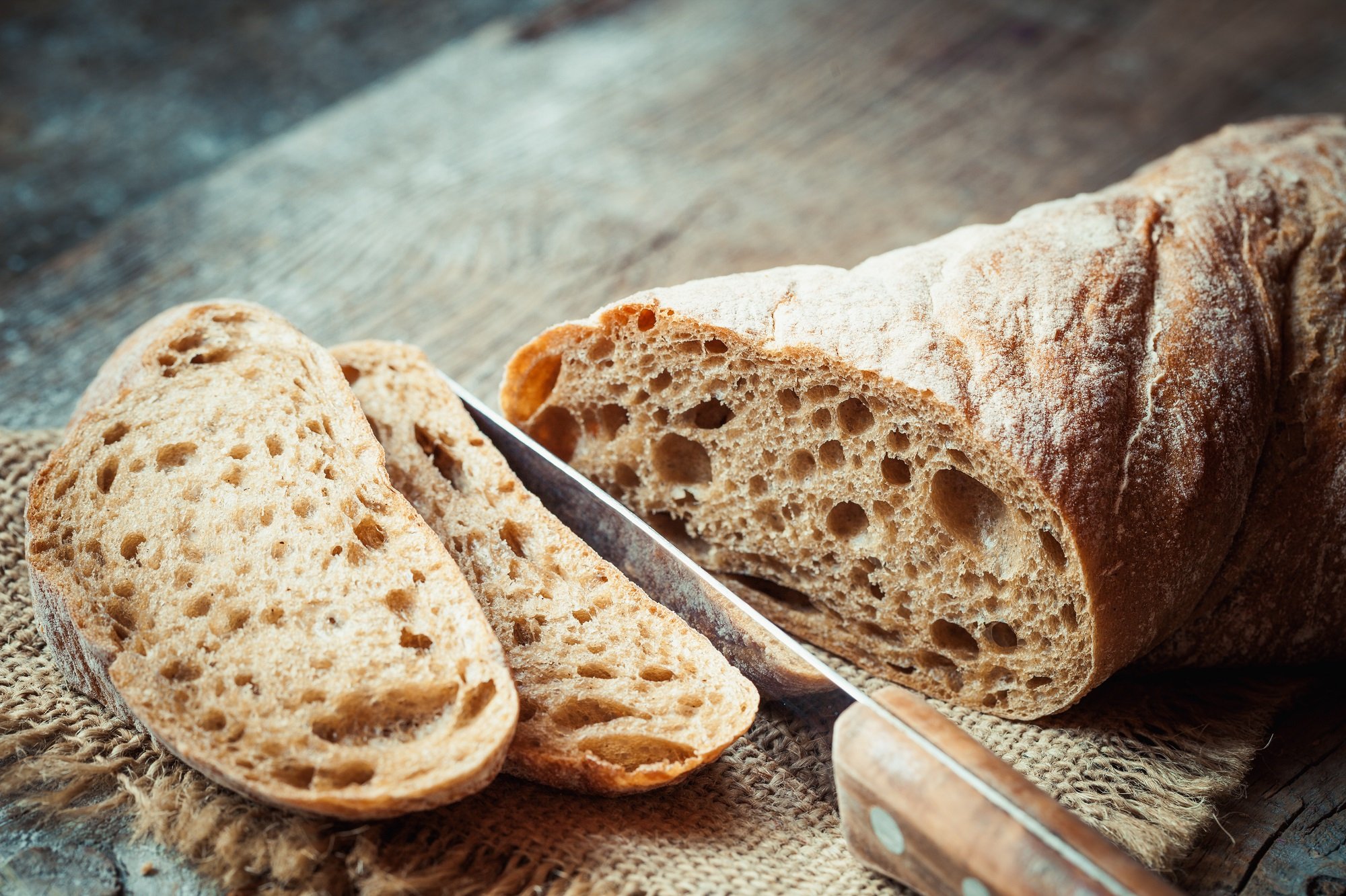 Pan fresco cortado en rebanadas. | Foto: Shutterstock