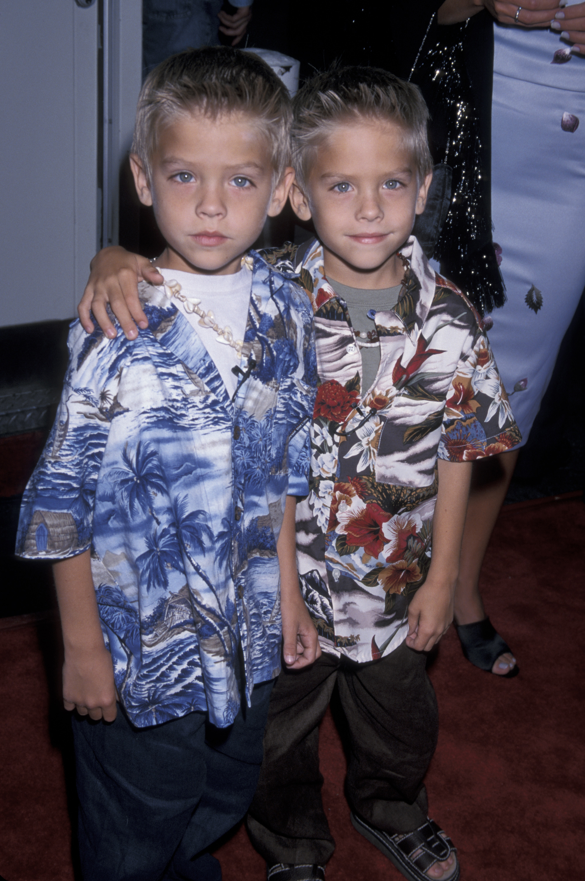 Dylan y Cole Sprouse en el estreno de "Big Daddy" el 17 de junio de 1999, en Los Ángeles. | Fuente: Getty Images