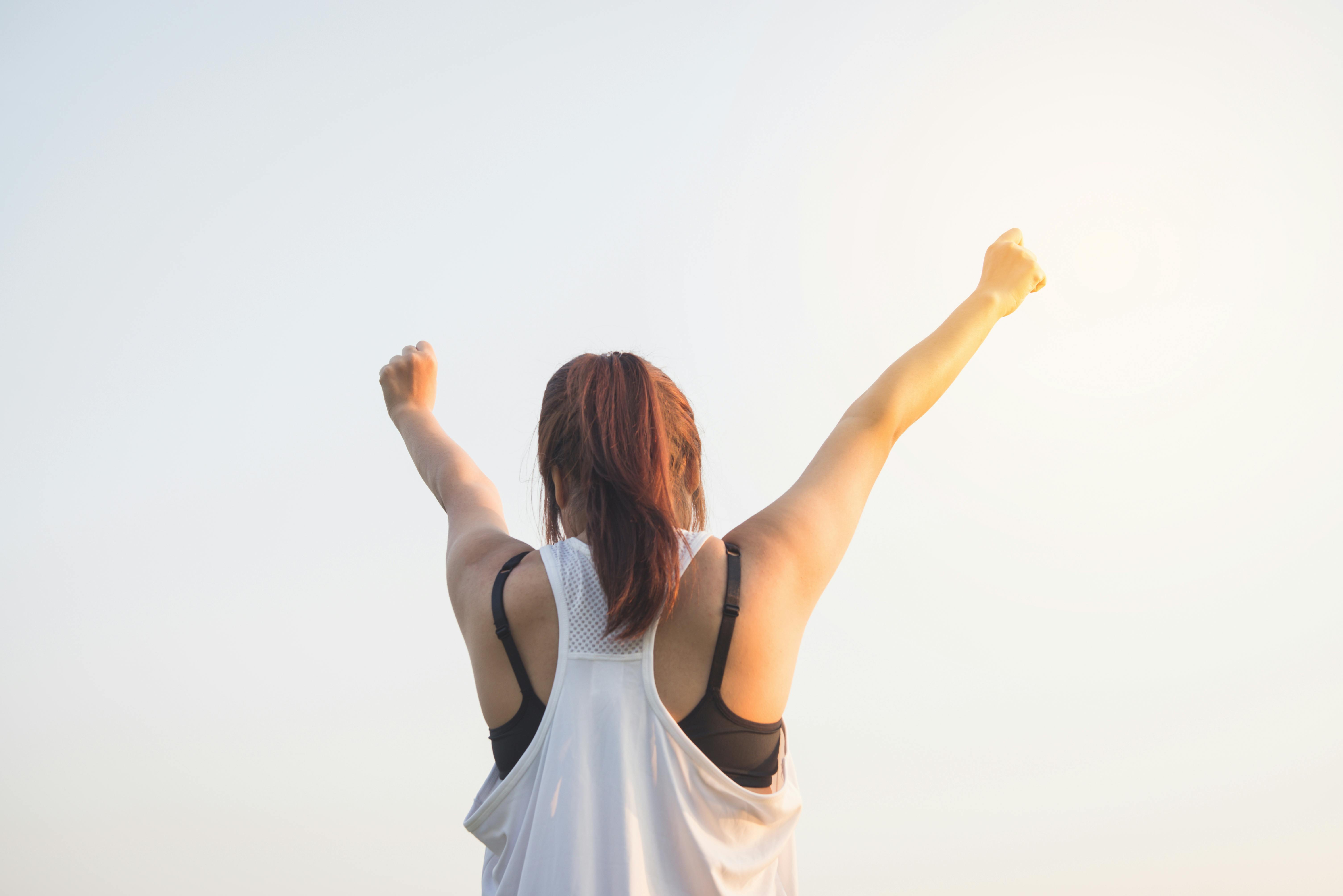 Una mujer victoriosa celebrando | Fuente: Pexels