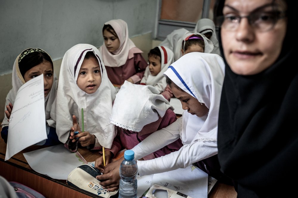 Maestra y alumnas de escuela en Afganistán. | Foto: Shutterstock