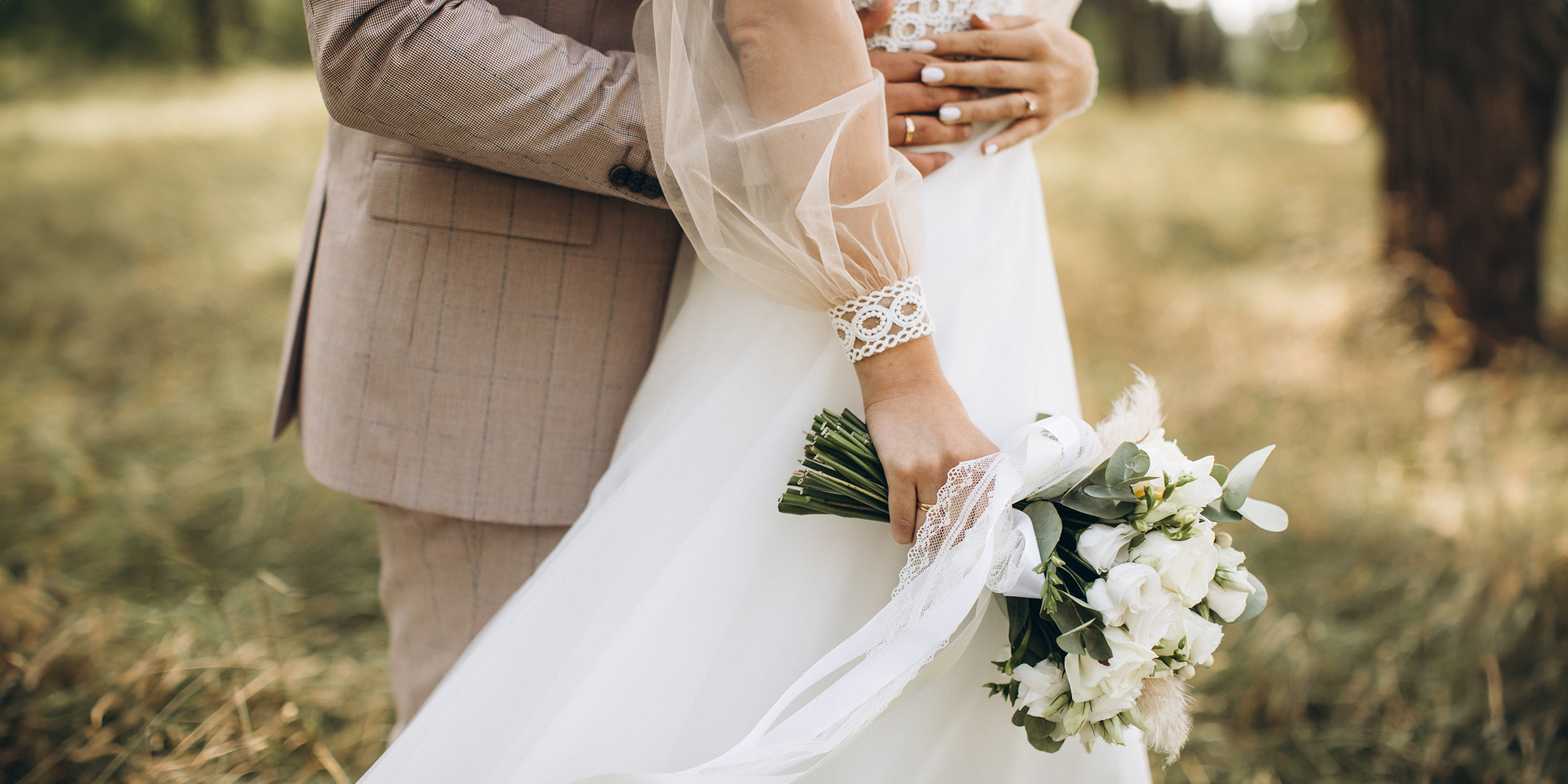 Una pareja de recién casados | Fuente: Shutterstock