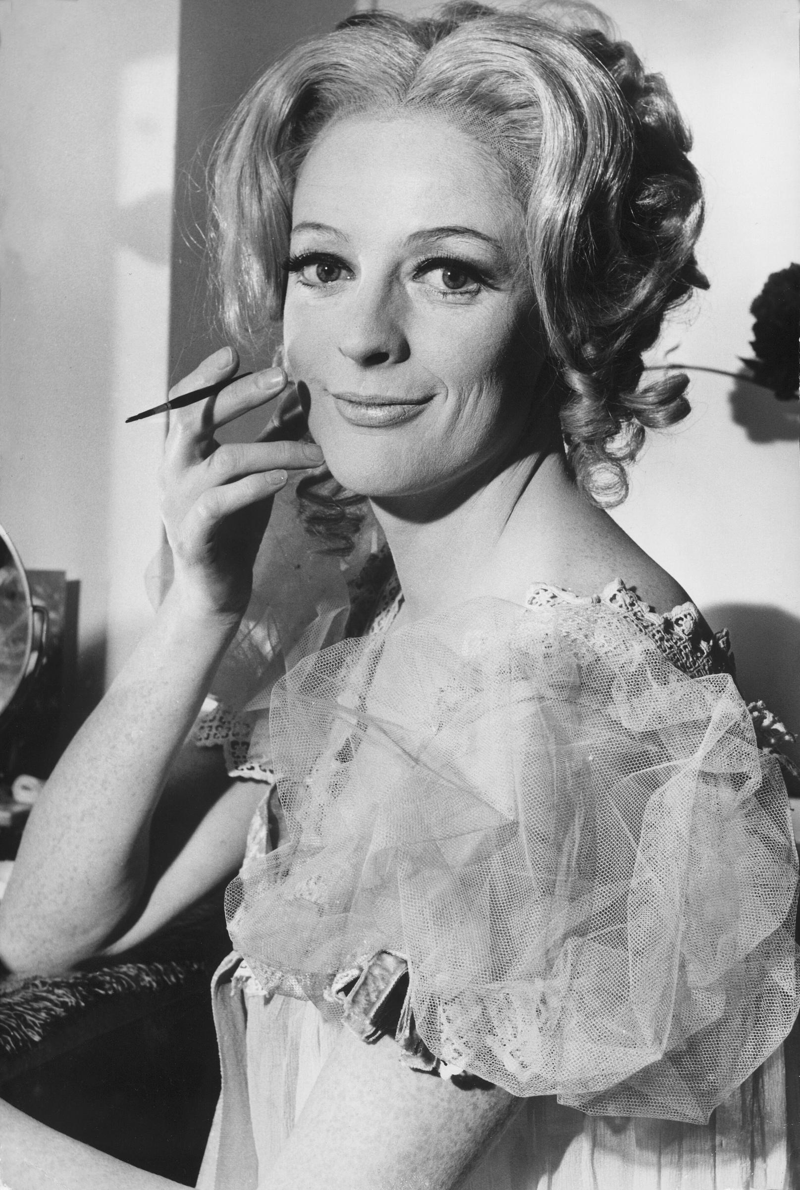 Maggie Smith fotografiada en el teatro The Old Vic el 24 de octubre de 1967, en Londres, Inglaterra | Fuente: Getty Images