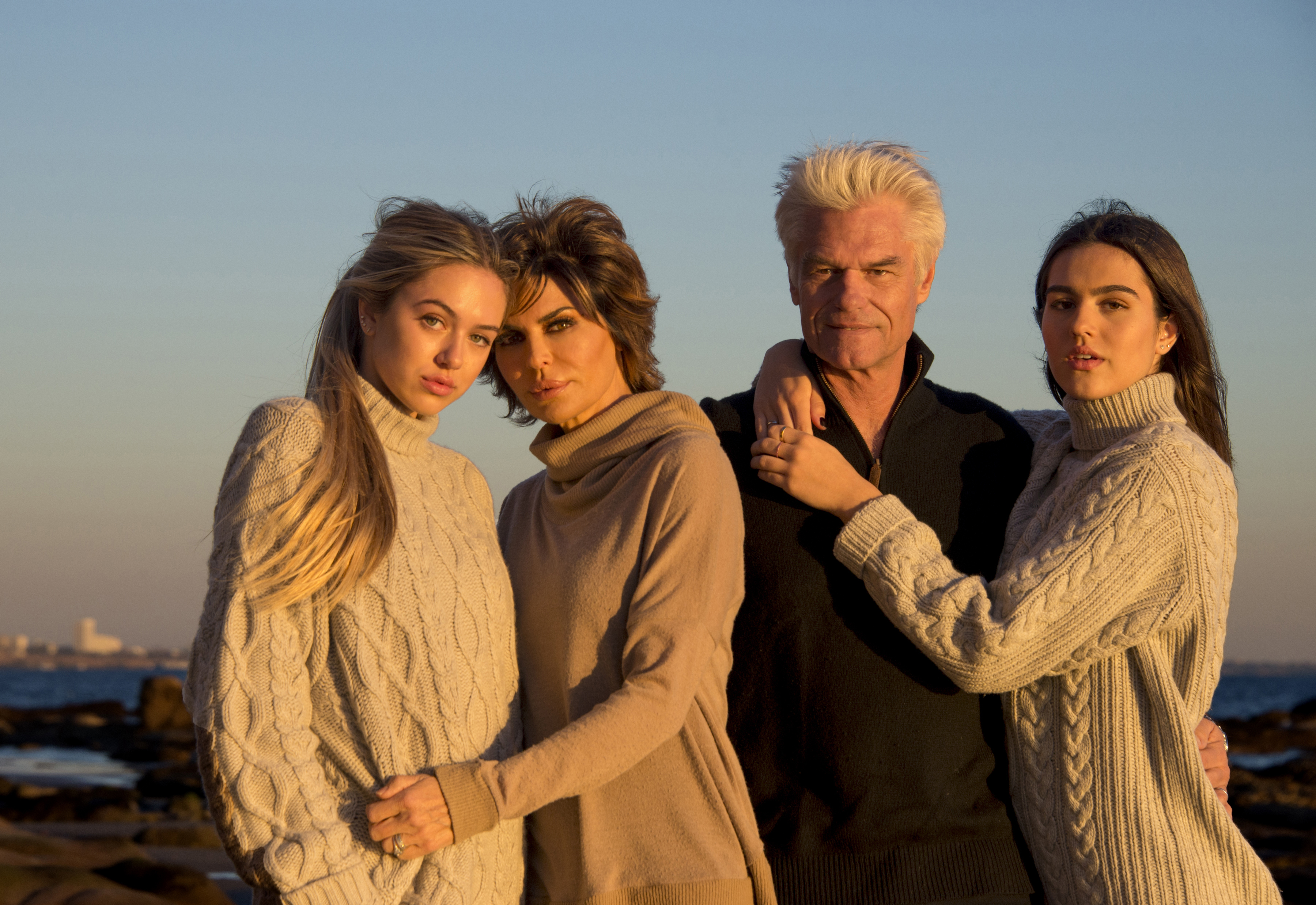 Lisa Rinna y Harry Hamlin con sus hijas, Delilah y Amelia Hamlin, en Malibú, California, el 29 de noviembre de 2015. | Fuente: Getty Images