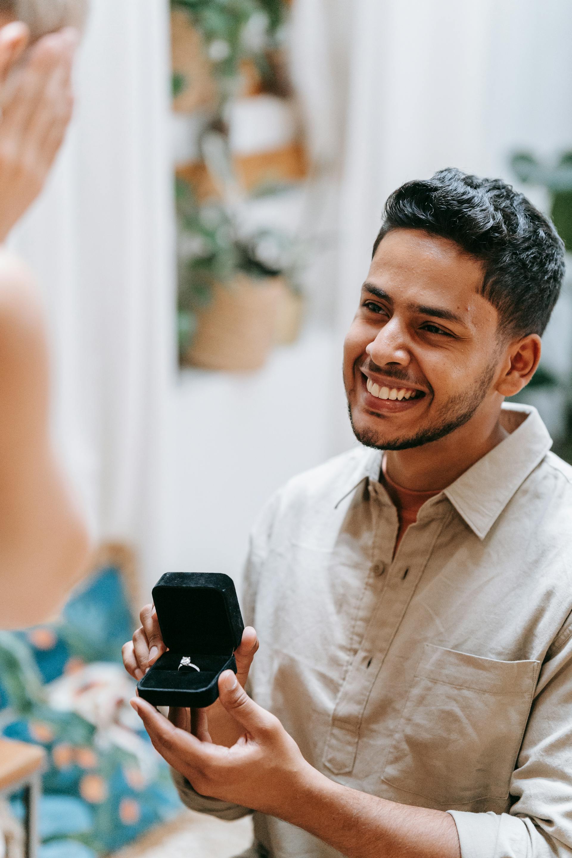 Un hombre pidiendo matrimonio con un anillo | Fuente: Pexels