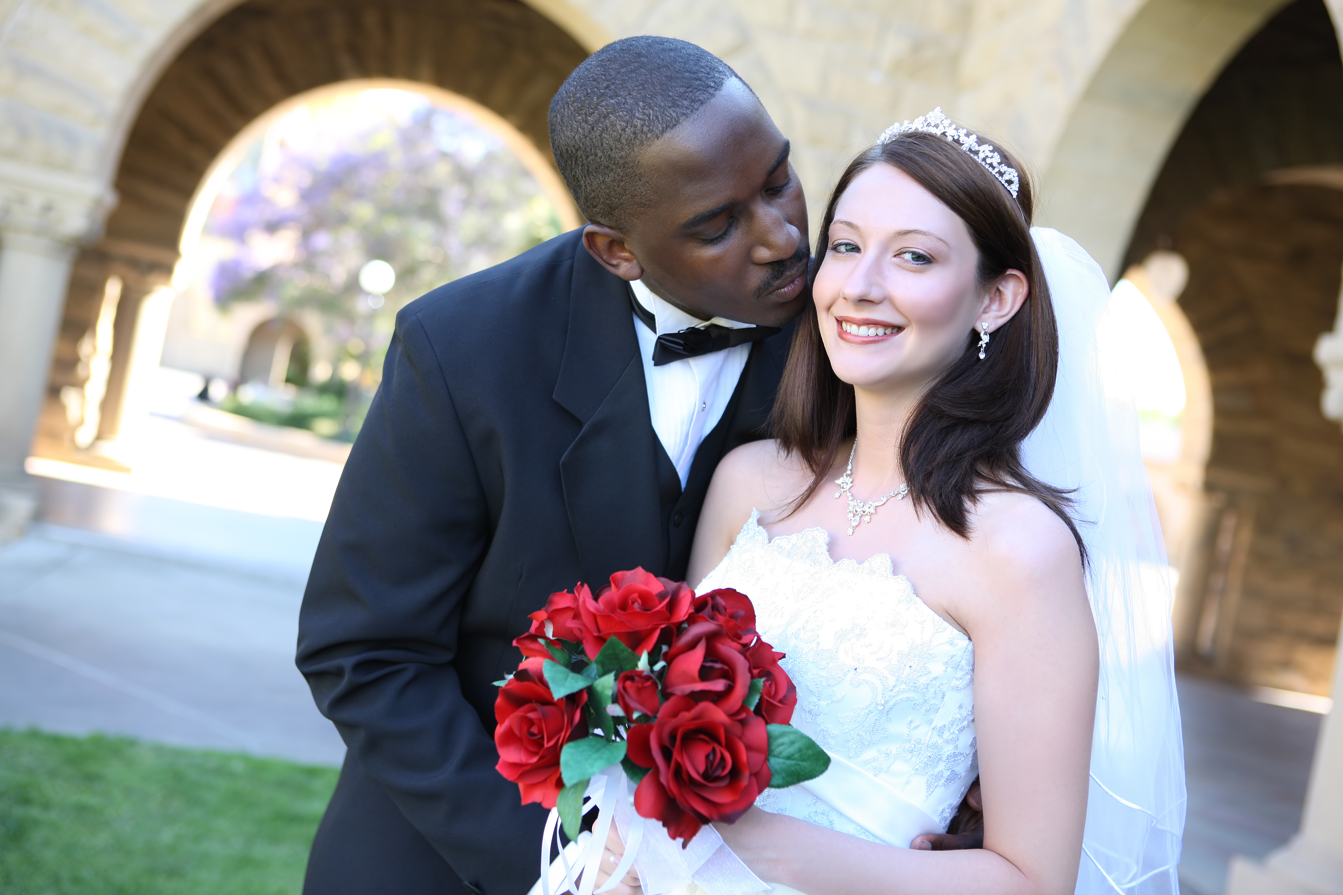 Una feliz pareja interracial el día de su boda | Foto: Shutterstock