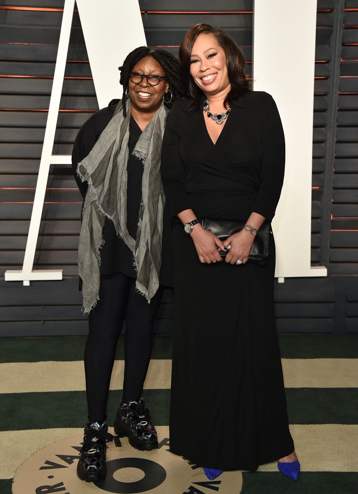 Whoopi Goldberg y Alex Martin en la fiesta Vanity Fair de los Oscar 2016 en Beverly Hills, California | Fuente: Getty Images