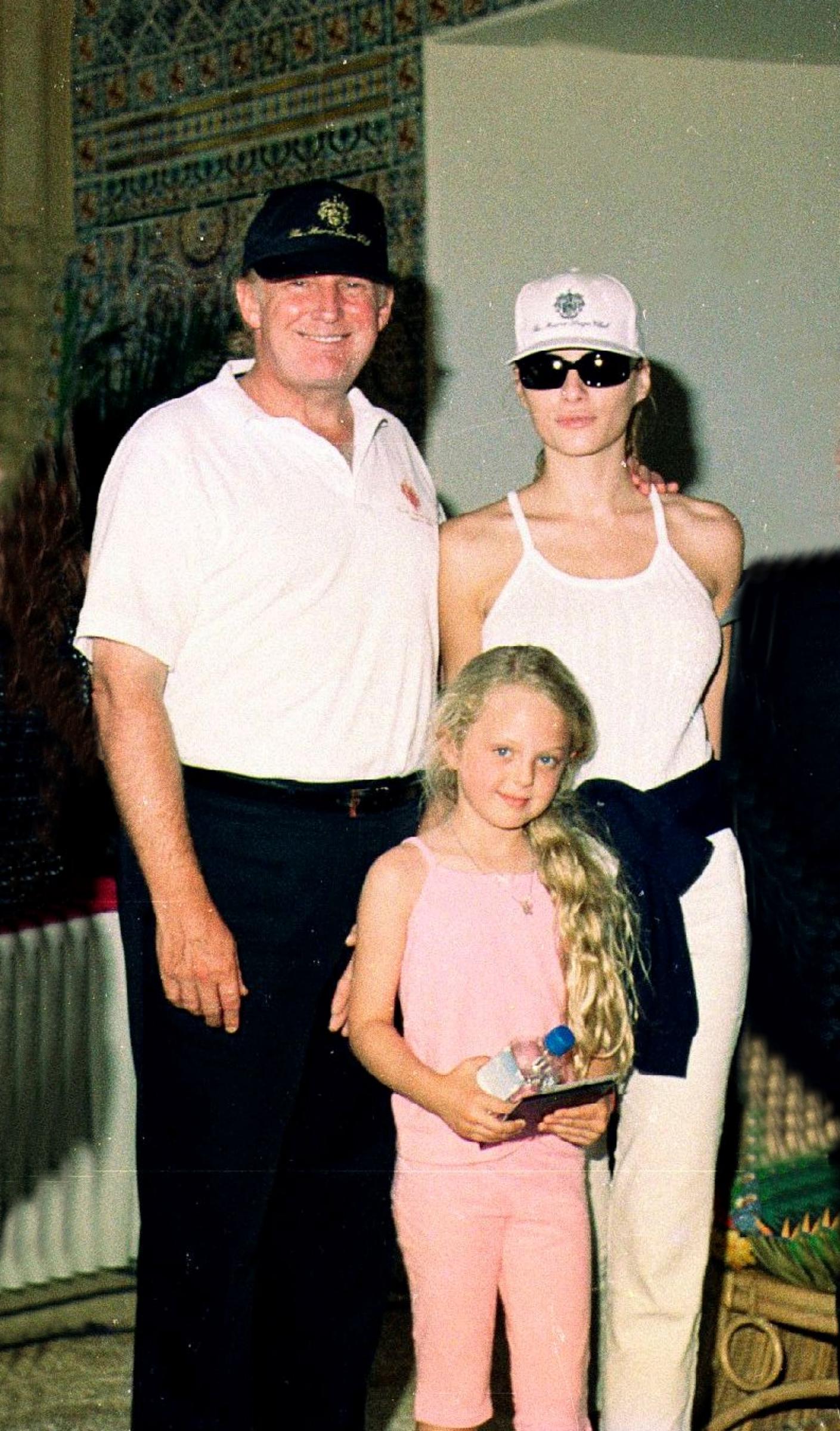 Donald y Melania Trump con su hija Tiffany en la finca Mar-a-Lago en Palm Beach, Florida, el 2 de abril de 2000. | Fuente: Getty Images