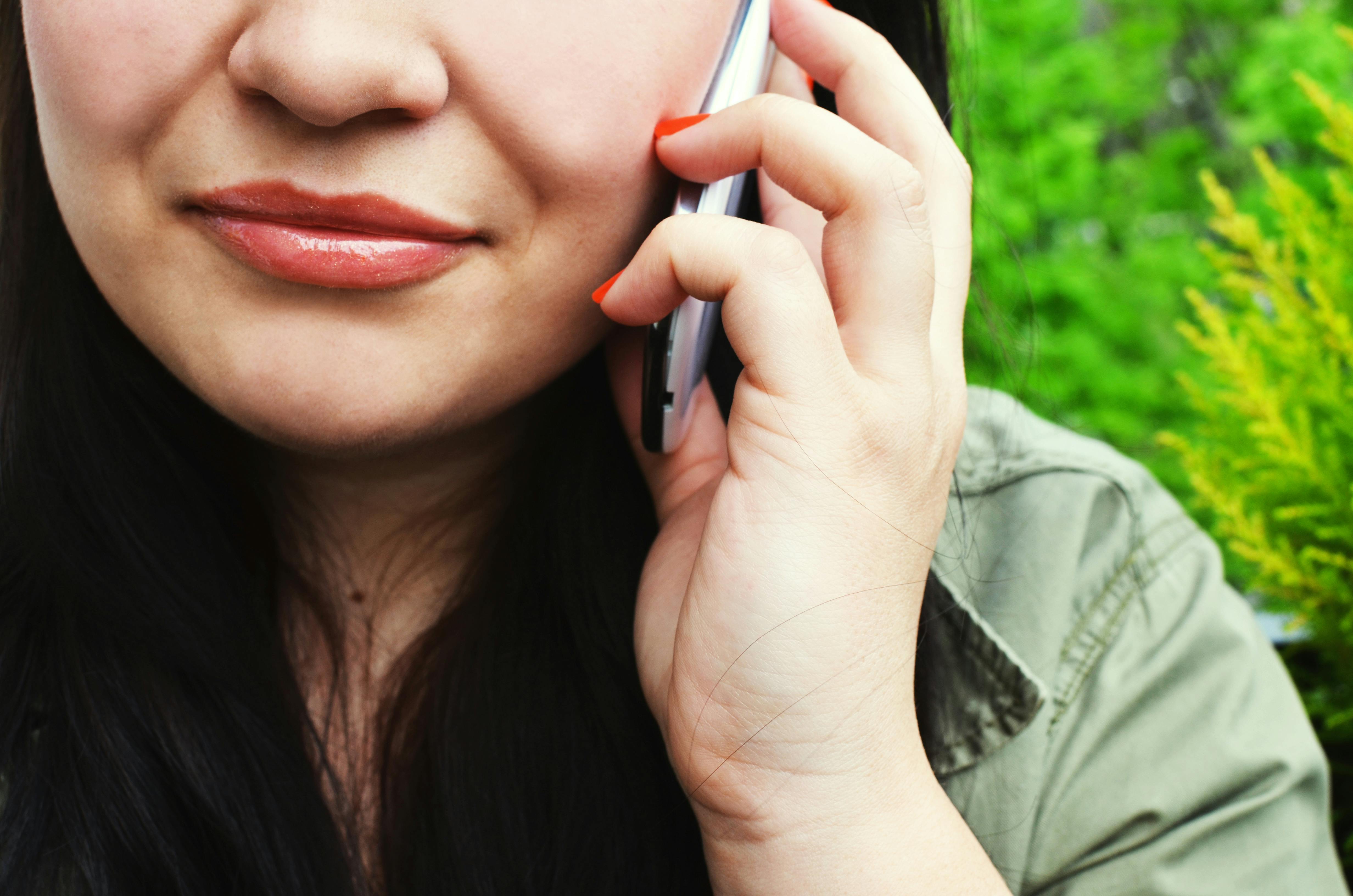 Mujer recibiendo una llamada telefónica | Fuente: Pexels