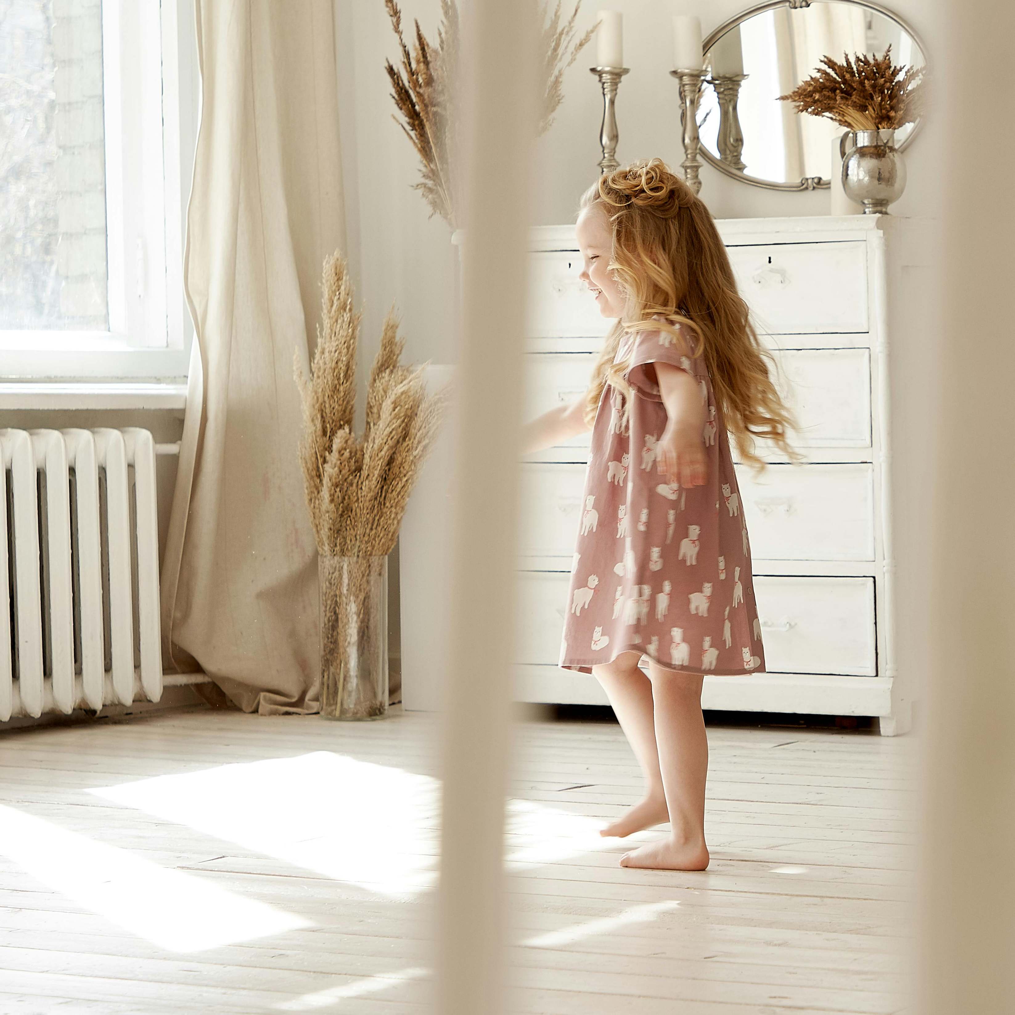 Un niño pequeño paseando por una habitación | Fuente: Pexels