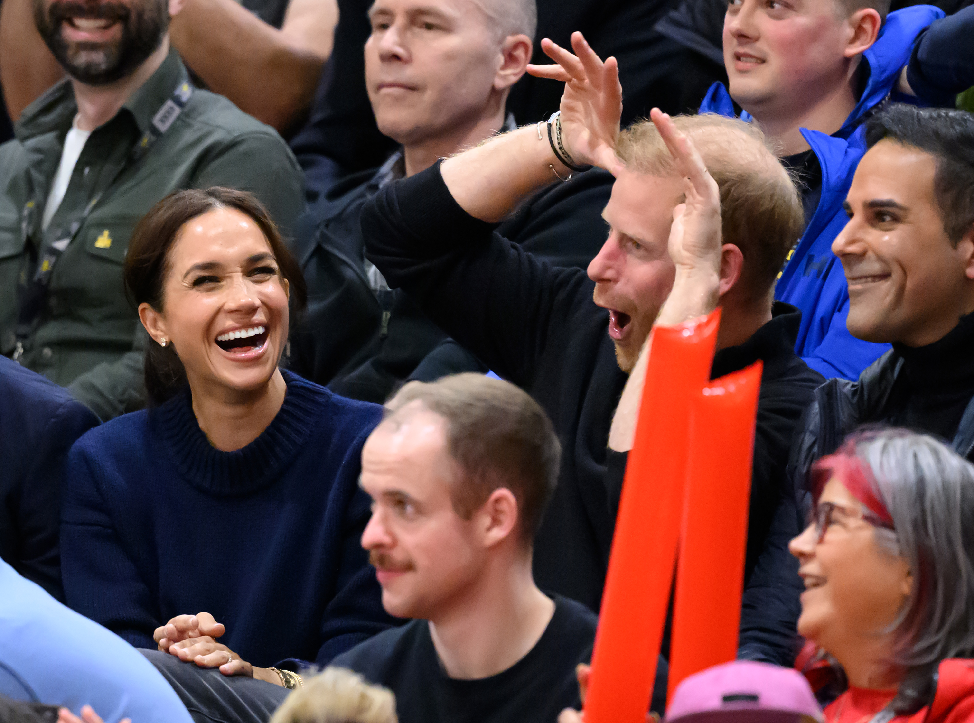 Meghan, duquesa de Sussex, y el príncipe Harry, duque de Sussex, asisten al partido de baloncesto en silla de ruedas durante el primer día de los Juegos Invictus 2025 | Fuente: Getty Images