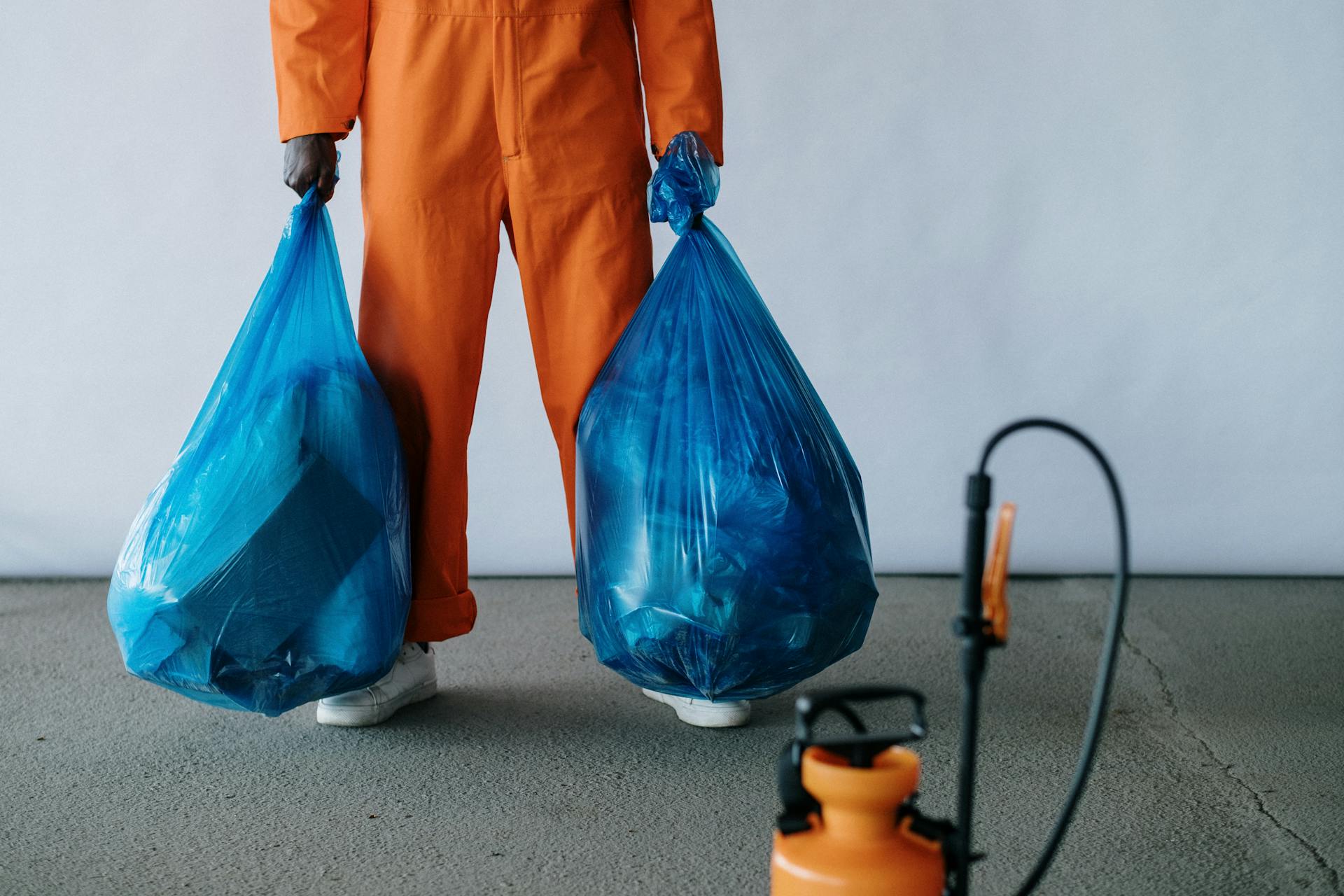 Un conserje sujetando bolsas de basura | Fuente: Pexels