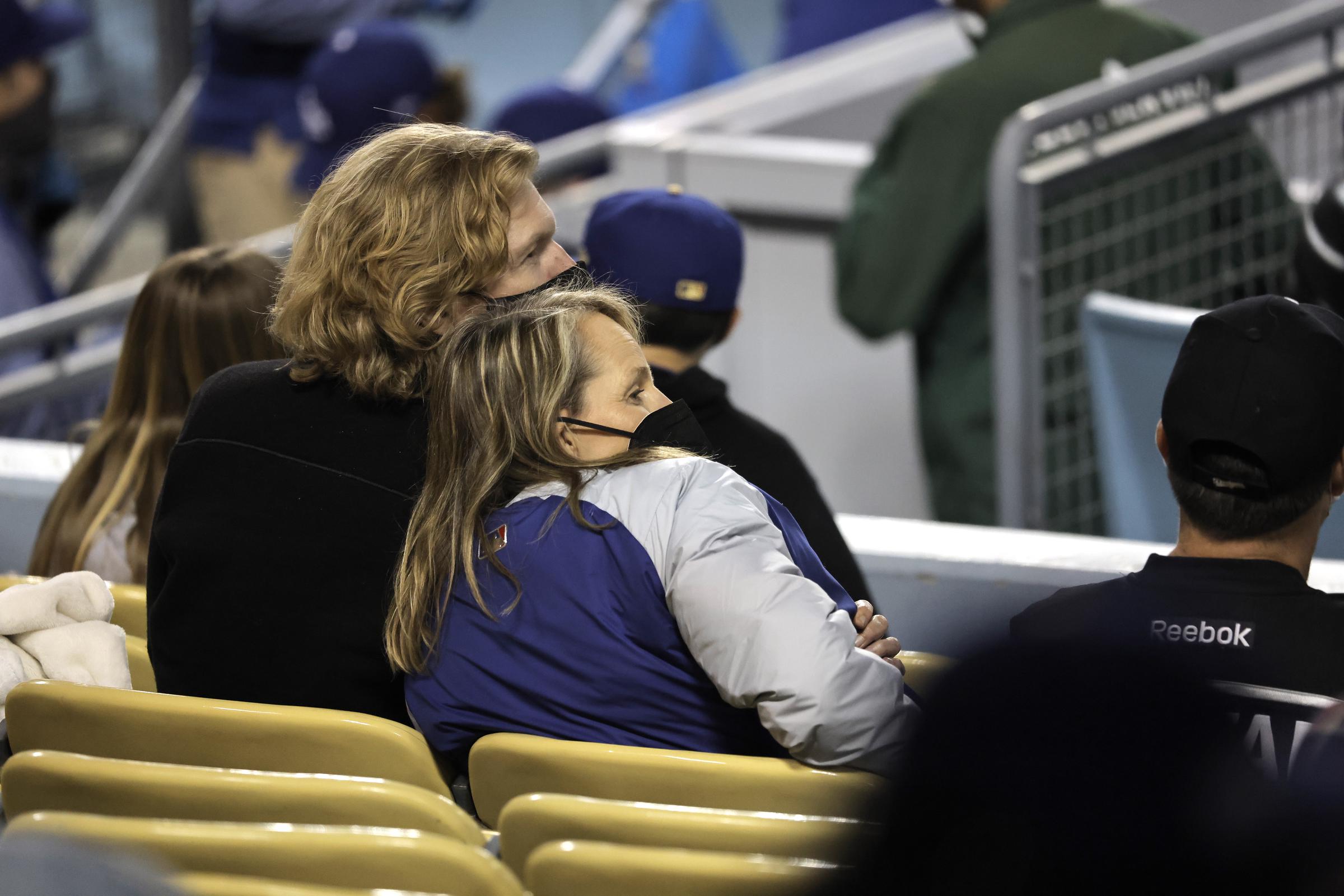 Helen Hunt y Steven Tepper en un partido entre los Dodgers de Los Ángeles y los Padres de San Diego en el Dodger Stadium de Los Ángeles, California, el 23 de abril de 2021 | Fuente: Getty Images