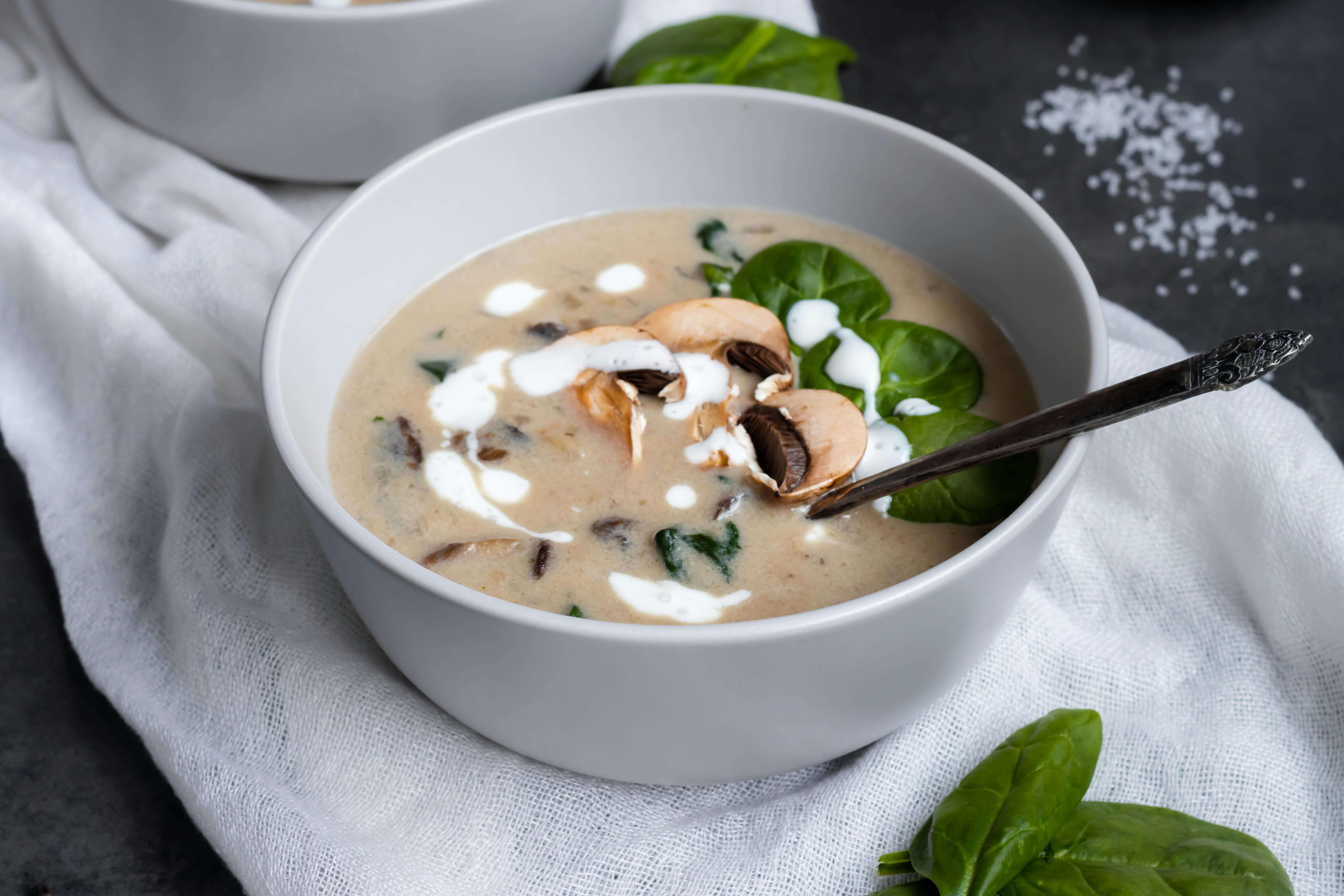 Sopa de champiñones con guarnición de albahaca | Fuente: Pexels